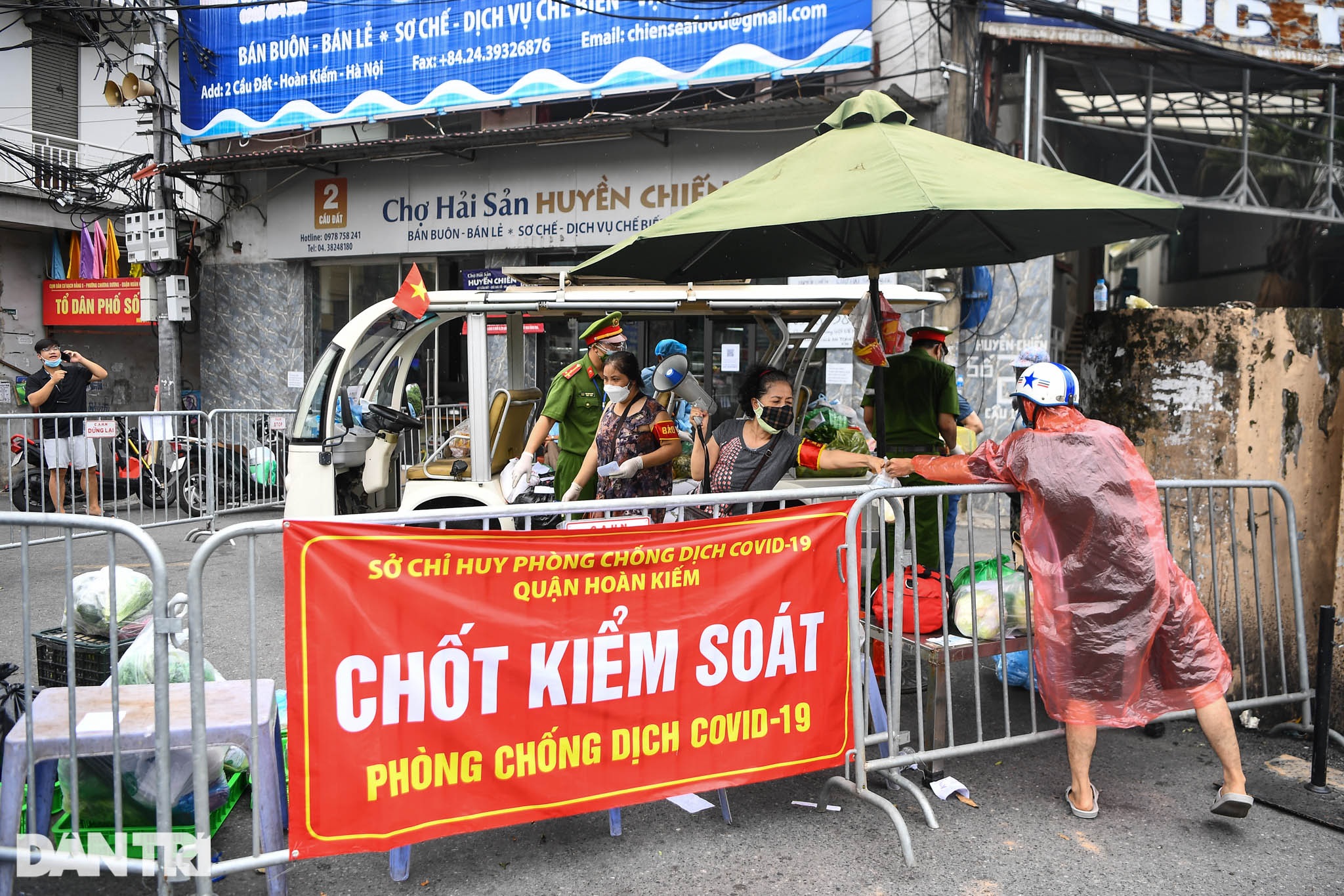 Người dân vượt rào thép gai vận chuyển đồ, rời khỏi khu phong tỏa ở Hà Nội - 2