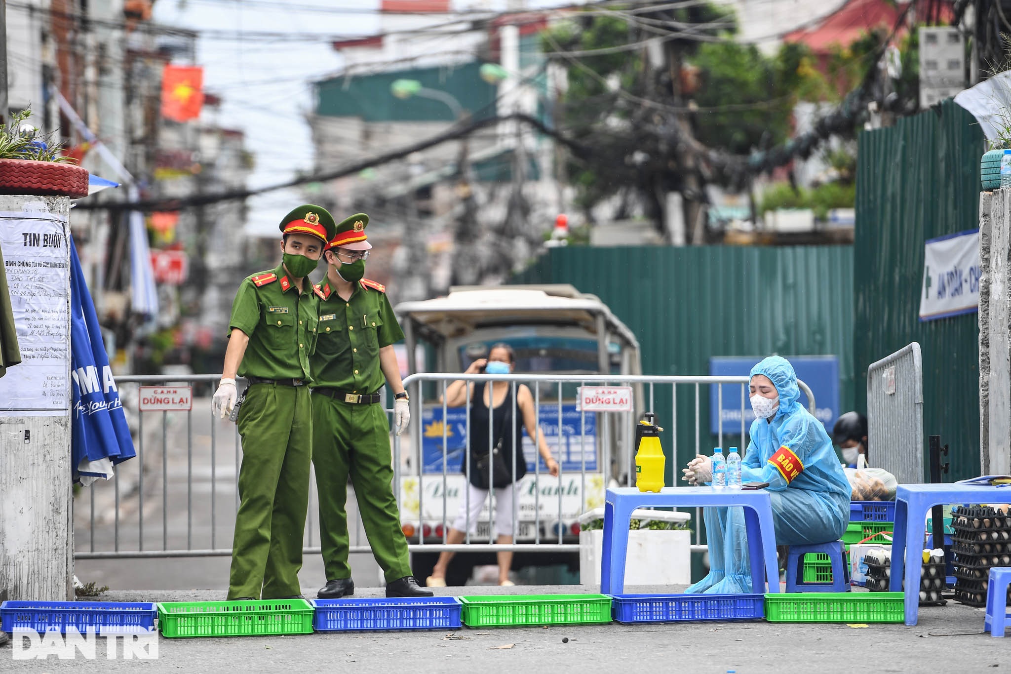 Người dân vượt rào thép gai vận chuyển đồ, rời khỏi khu phong tỏa ở Hà Nội - 1