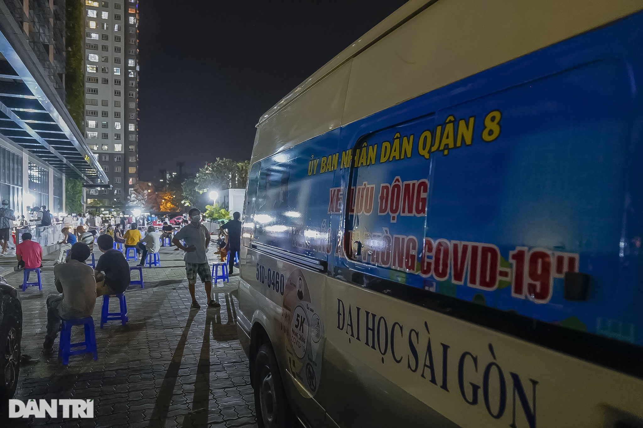 Người dân Sài Gòn chong đèn, tiêm vắc xin vào ban đêm - 1