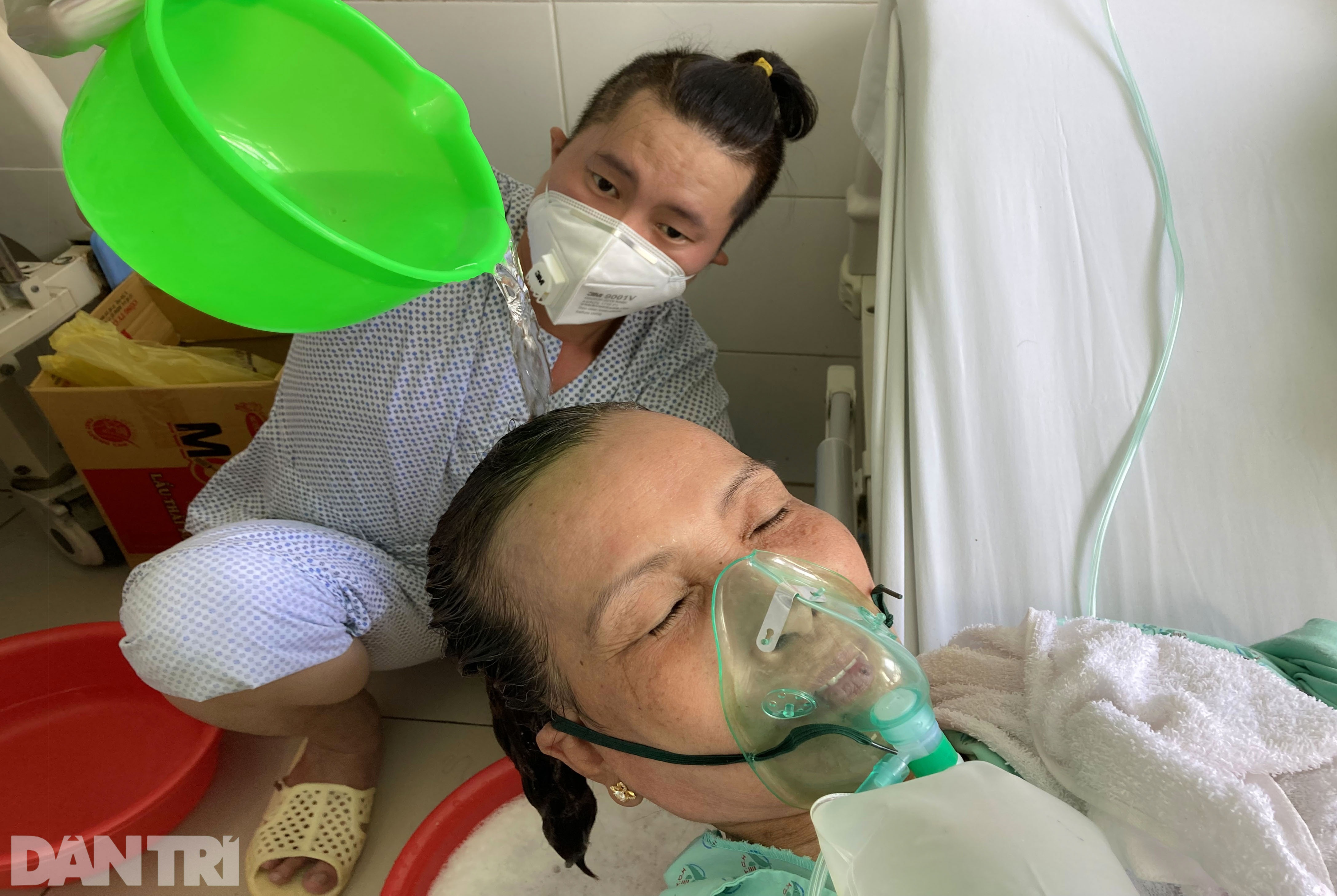 Chàng trai F0 xin làm lao công, gội đầu cho cả khoa điều trị Covid-19 - 10