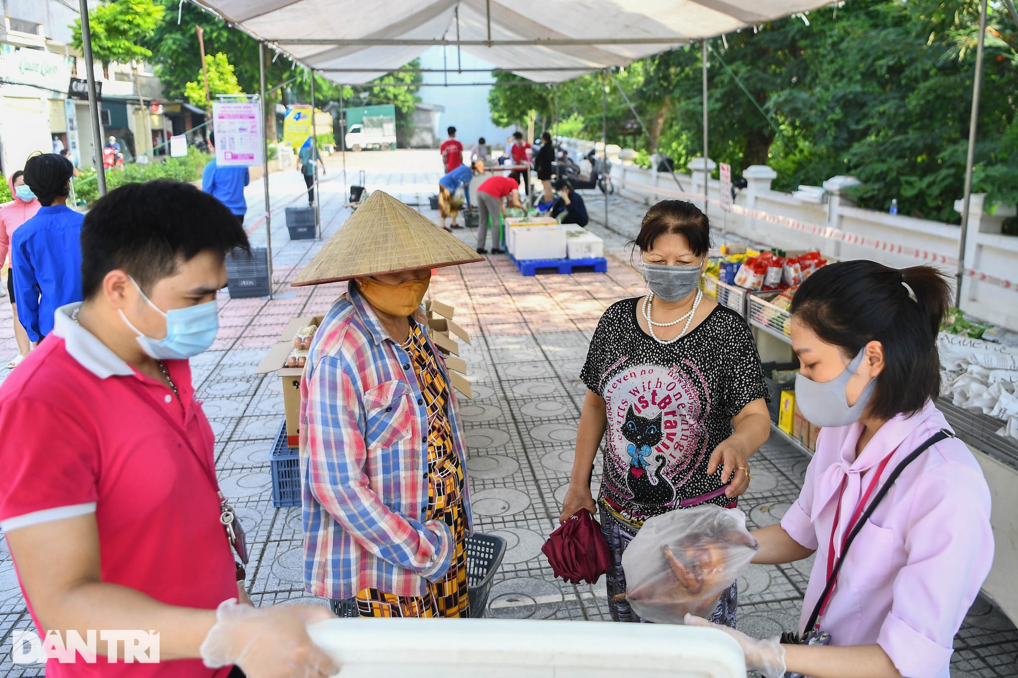 Mô hình xe bán hàng lưu động mùa dịch lần đầu tiên hoạt động tại Hà Nội - 8