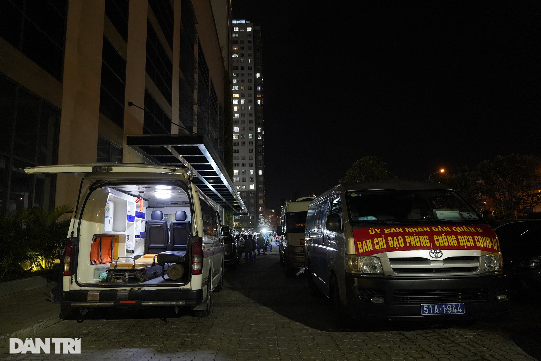 Người dân Sài Gòn chong đèn, tiêm vắc xin vào ban đêm - 16 Người dân Sài Gòn chong đèn, tiêm vắc xin vào ban đêm - 16