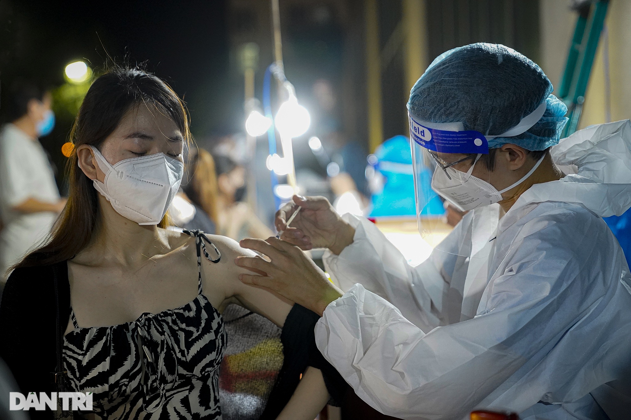 Người dân Sài Gòn chong đèn, tiêm vắc xin vào ban đêm - 11 Người dân Sài Gòn chong đèn, tiêm vắc xin vào ban đêm - 11