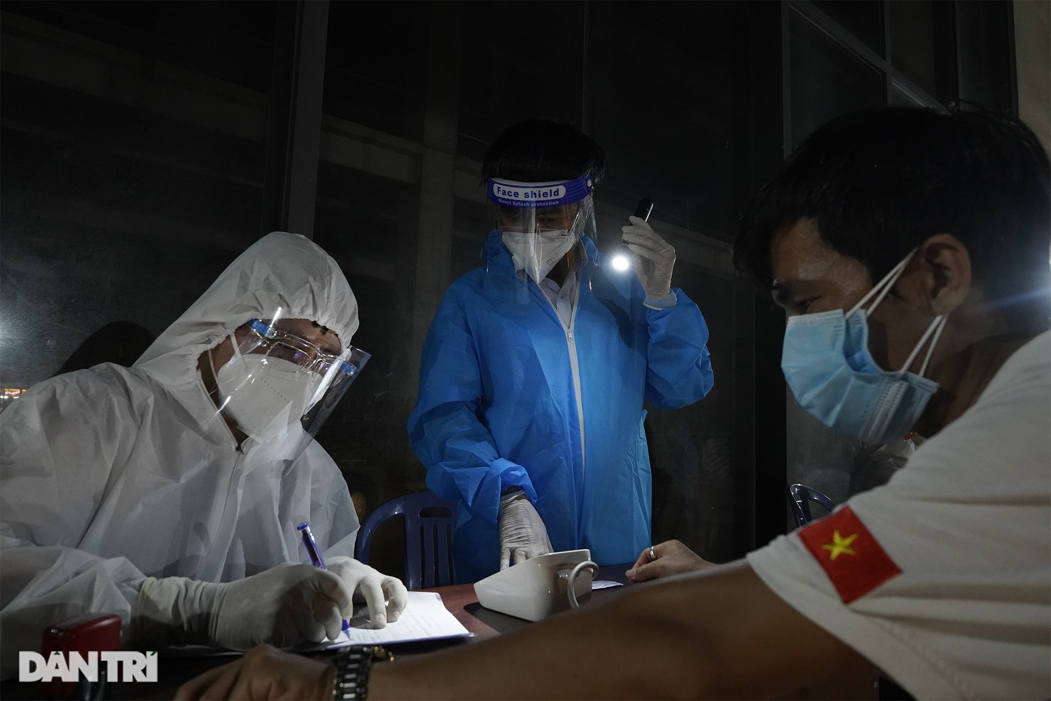 Người dân Sài Gòn chong đèn, tiêm vắc xin vào ban đêm - 4 Người dân Sài Gòn chong đèn, tiêm vắc xin vào ban đêm - 4