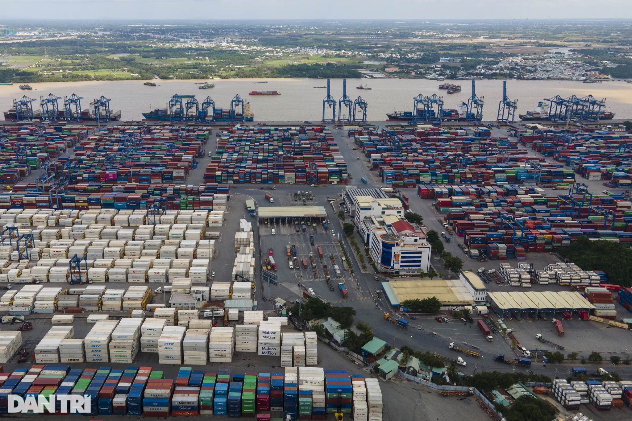 Cảng Cát Lái ở TPHCM gỡ nút thắt quá tải bãi container - 1