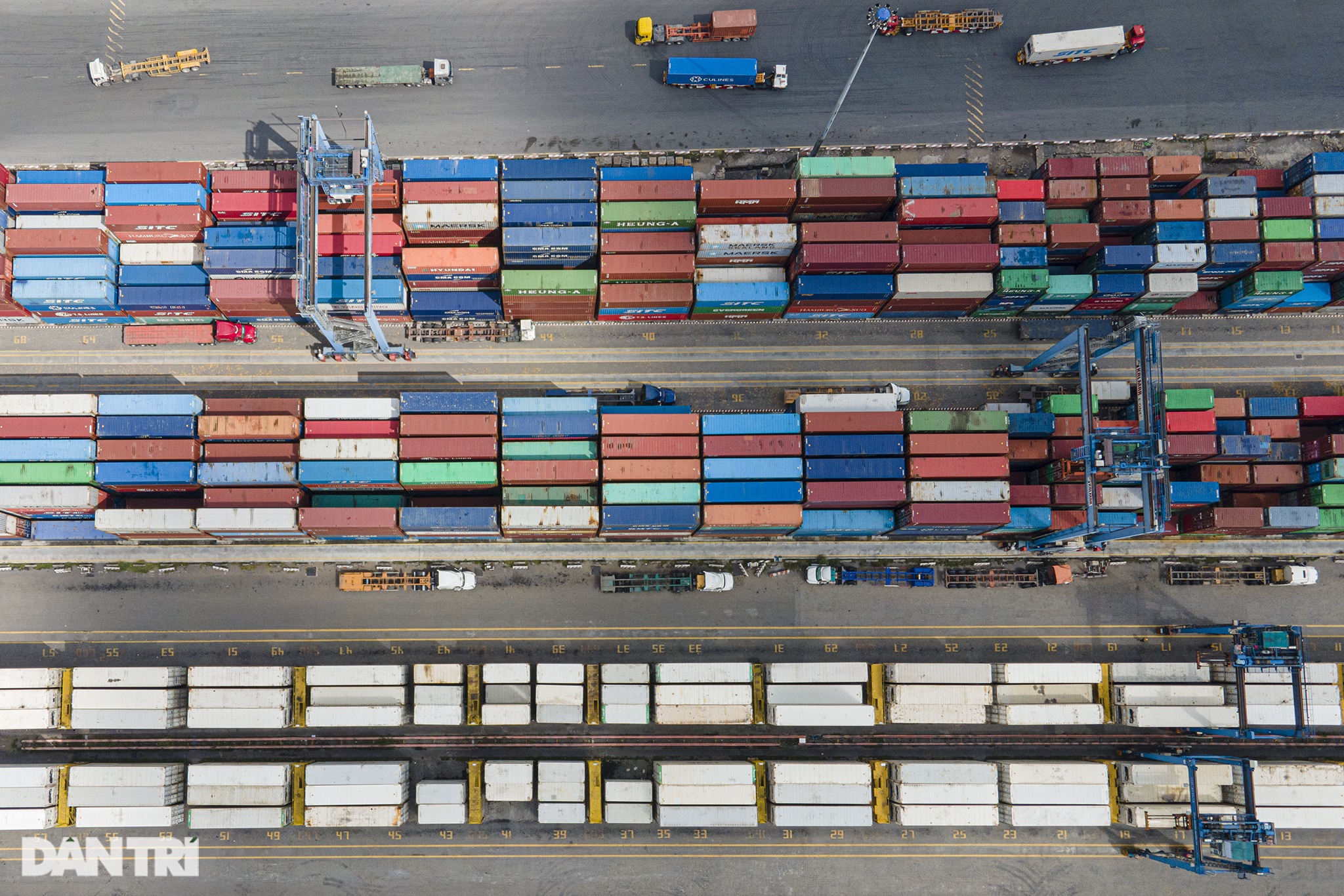 Cảng Cát Lái ở TPHCM gỡ nút thắt quá tải bãi container - 8