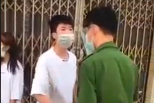 Nam thiếu niên dùng lời lẽ xúc phạm, chống đối lực lượng chức năng tại chốt kiểm dịch.