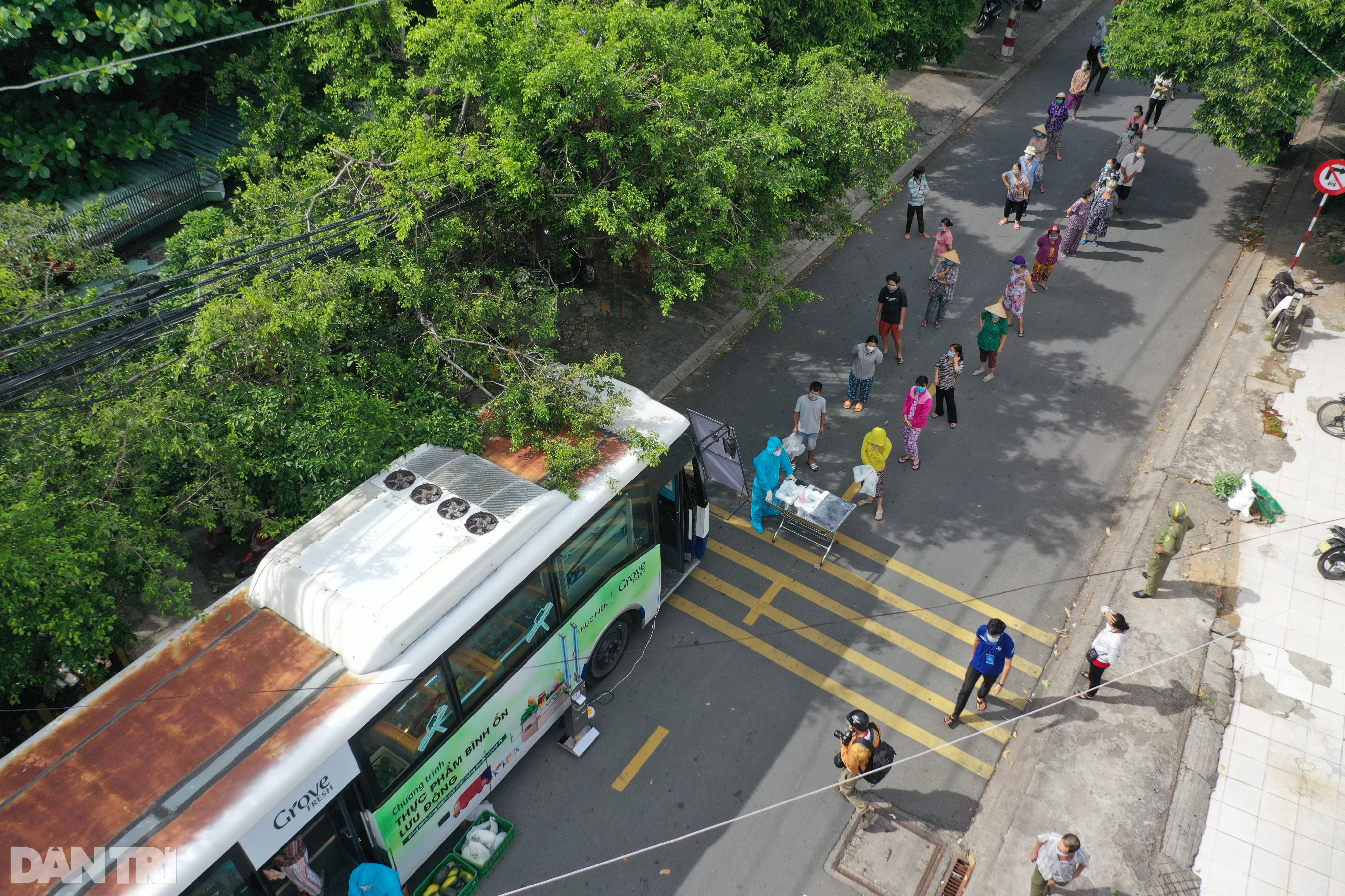 Dân Sài Gòn xếp hàng đi chợ trên xe bus bán hàng lưu động - 1