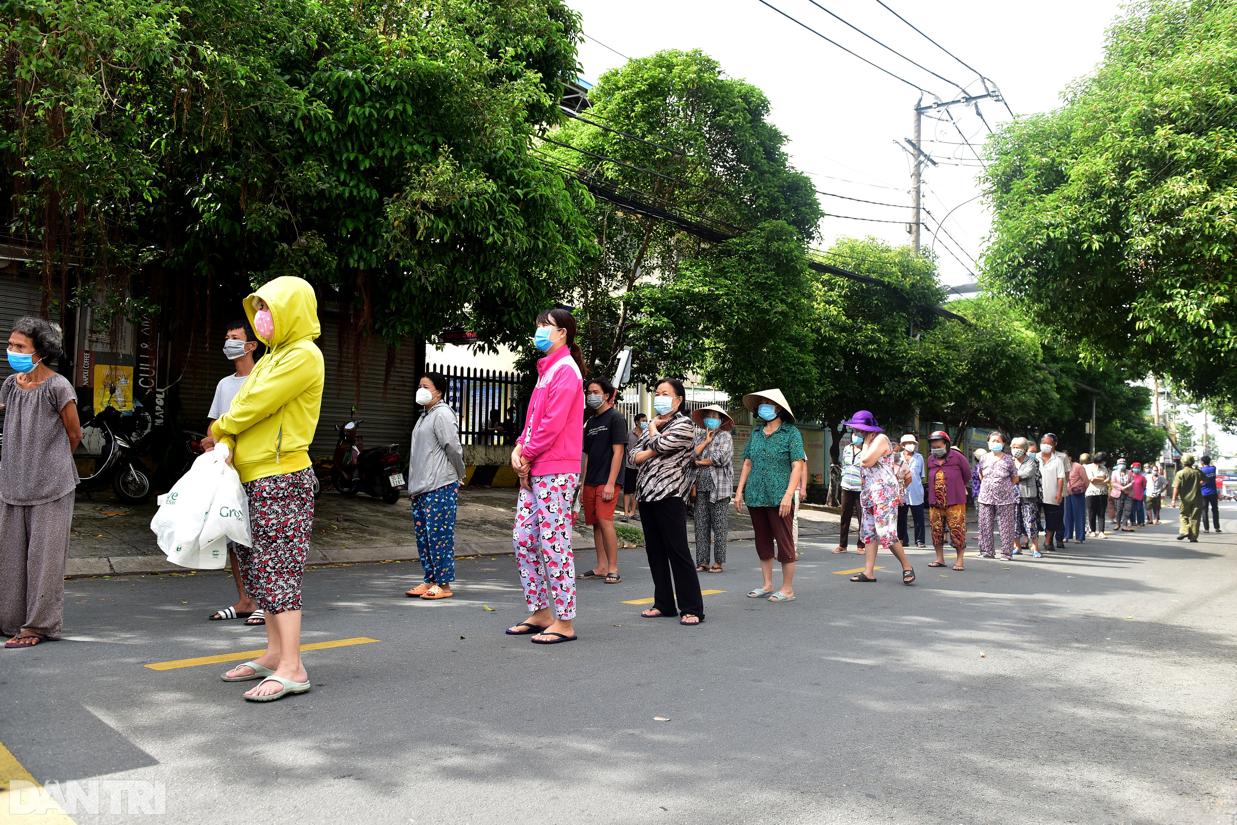Dân Sài Gòn xếp hàng đi chợ trên xe bus bán hàng lưu động - 2