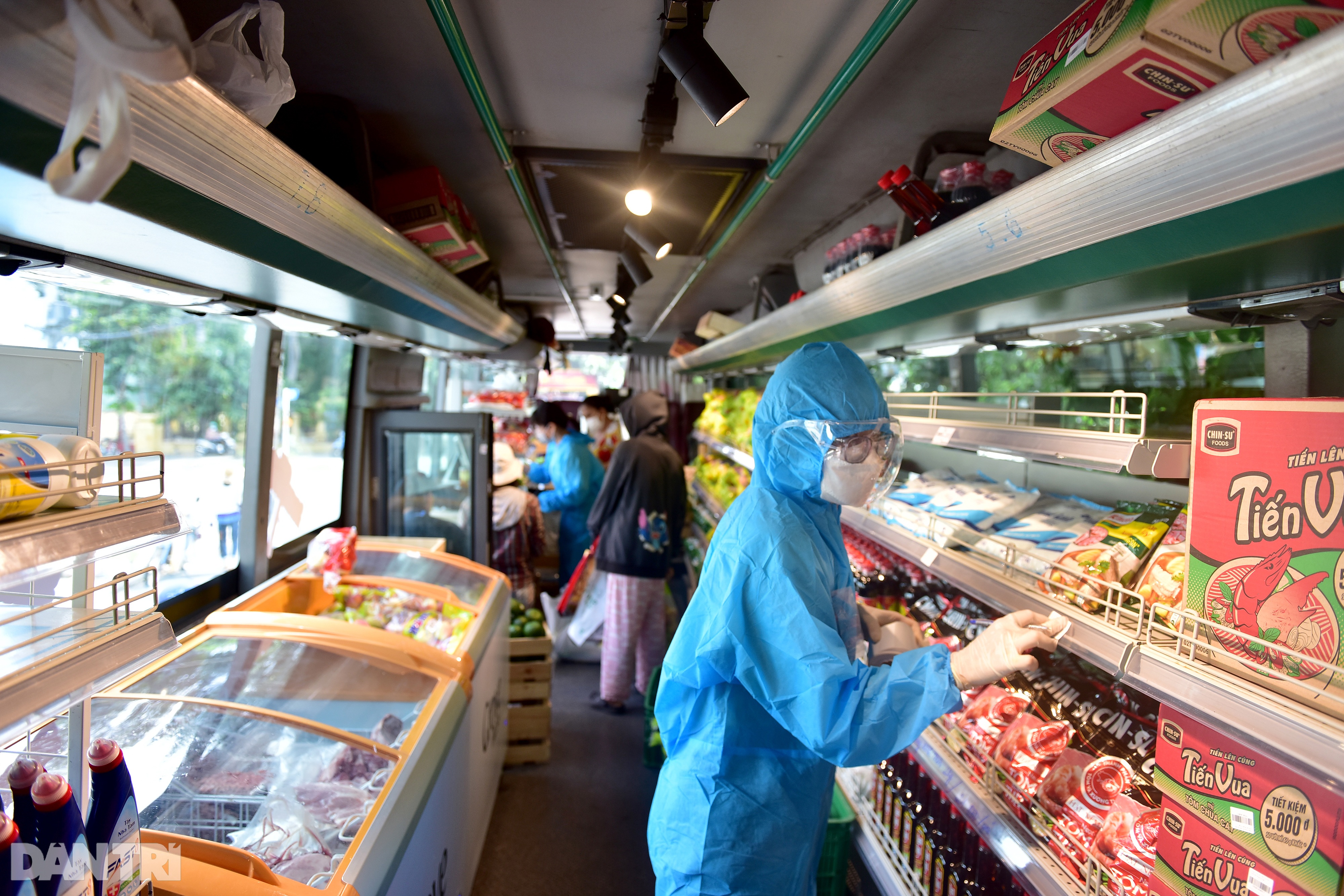 Dân Sài Gòn xếp hàng đi chợ trên xe bus bán hàng lưu động - 5