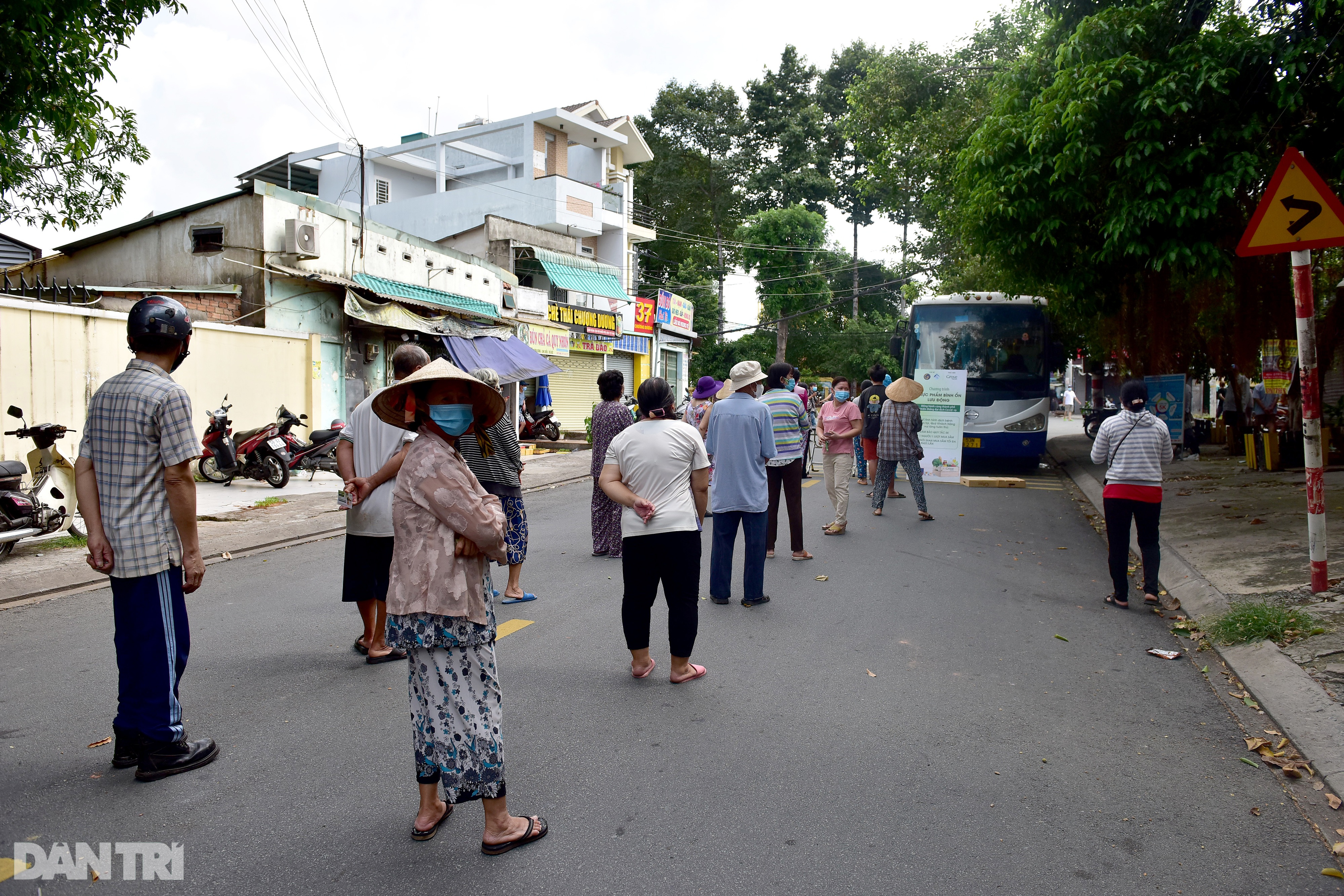 Dân Sài Gòn xếp hàng đi chợ trên xe bus bán hàng lưu động - 9
