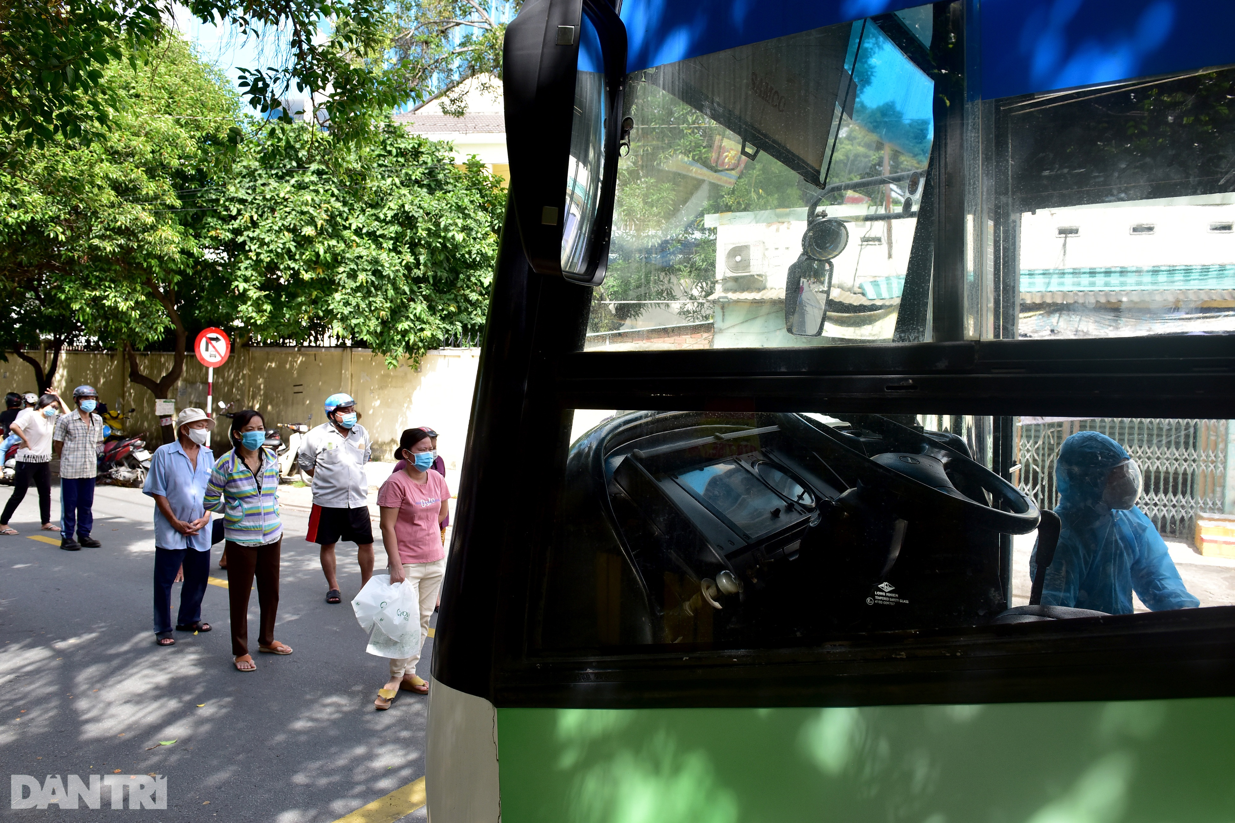 Dân Sài Gòn xếp hàng đi chợ trên xe bus bán hàng lưu động - 3