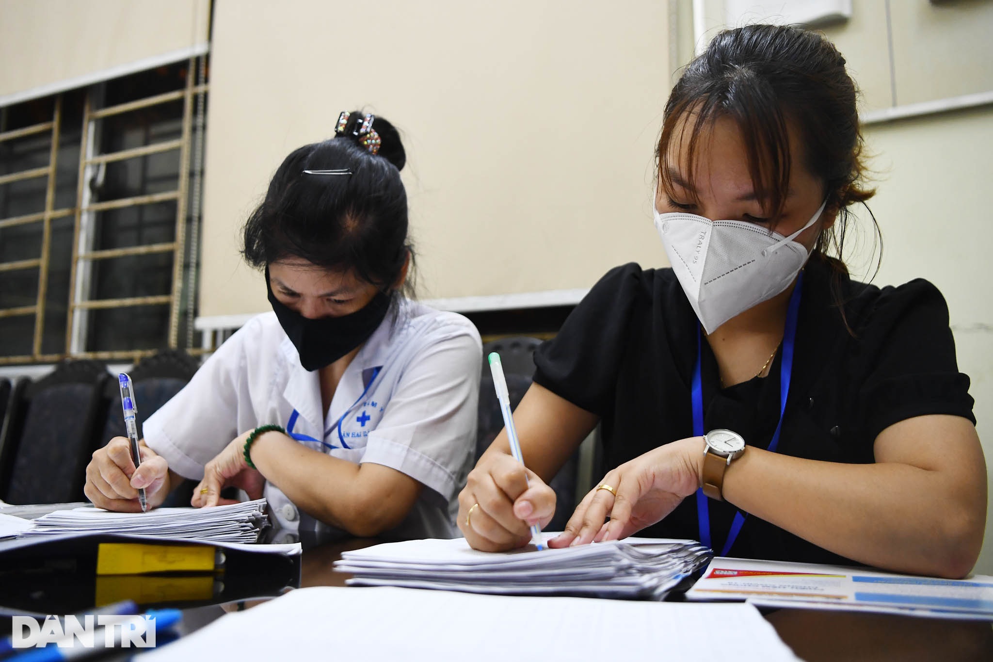 Xuyên đêm chờ ở trụ sở UBND phường làm thủ tục cấp giấy đi đường - 5 Xuyên đêm chờ ở trụ sở UBND phường làm thủ tục cấp giấy đi đường - 5