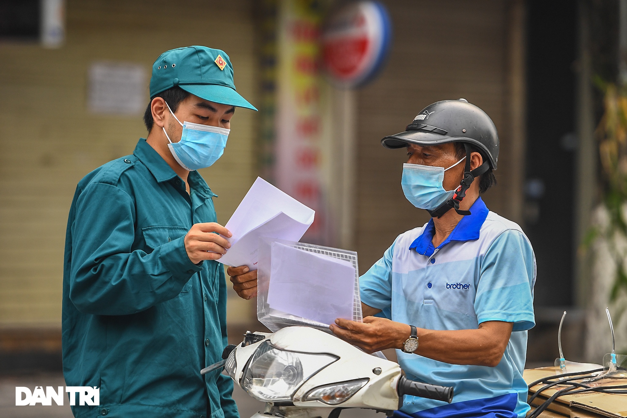 Xuyên đêm chờ ở trụ sở UBND phường làm thủ tục cấp giấy đi đường - 2 Xuyên đêm chờ ở trụ sở UBND phường làm thủ tục cấp giấy đi đường - 2