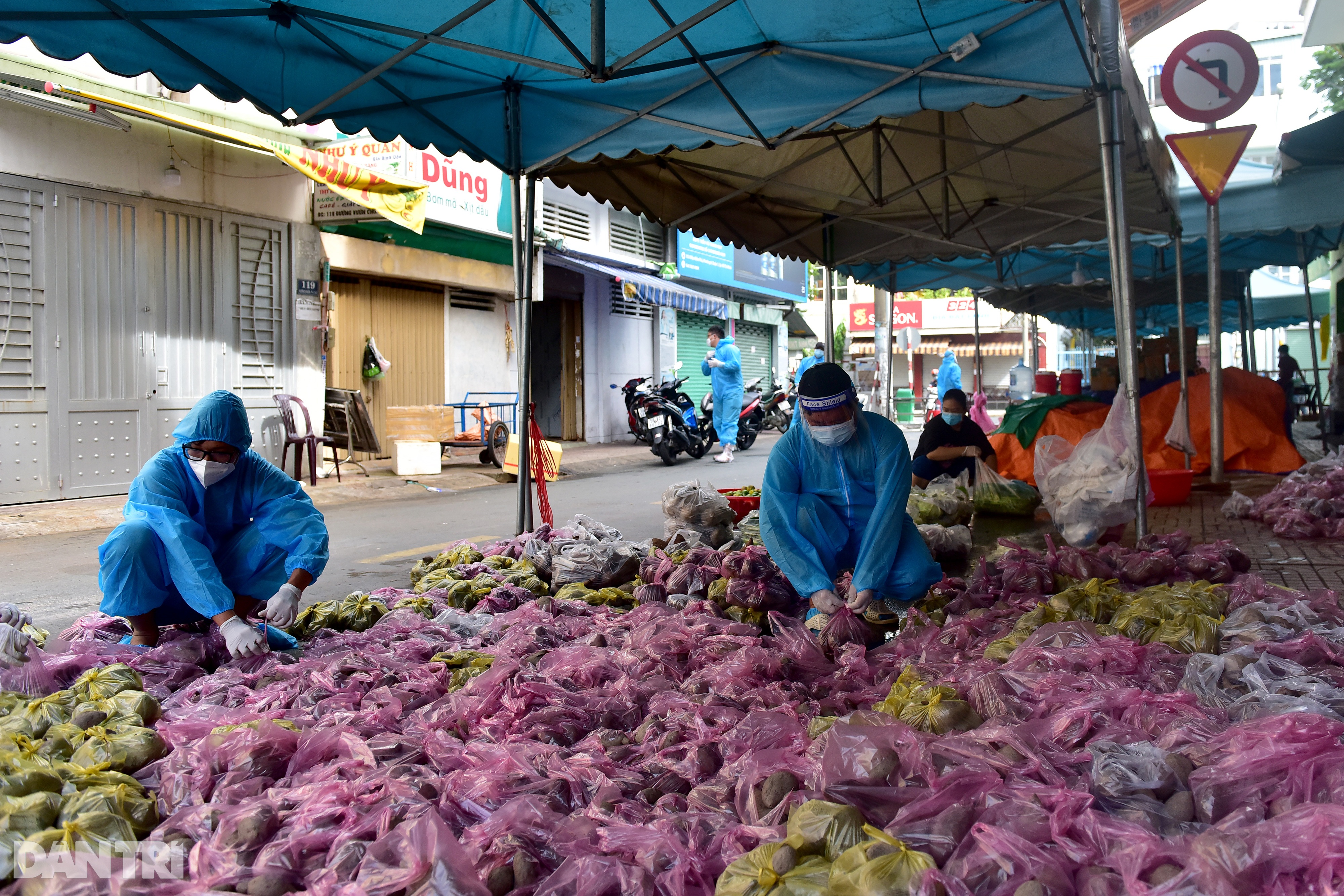 Đội vận chuyển gõ cửa giao hàng từng nhà trong khu phong tỏa ở TPHCM - 14