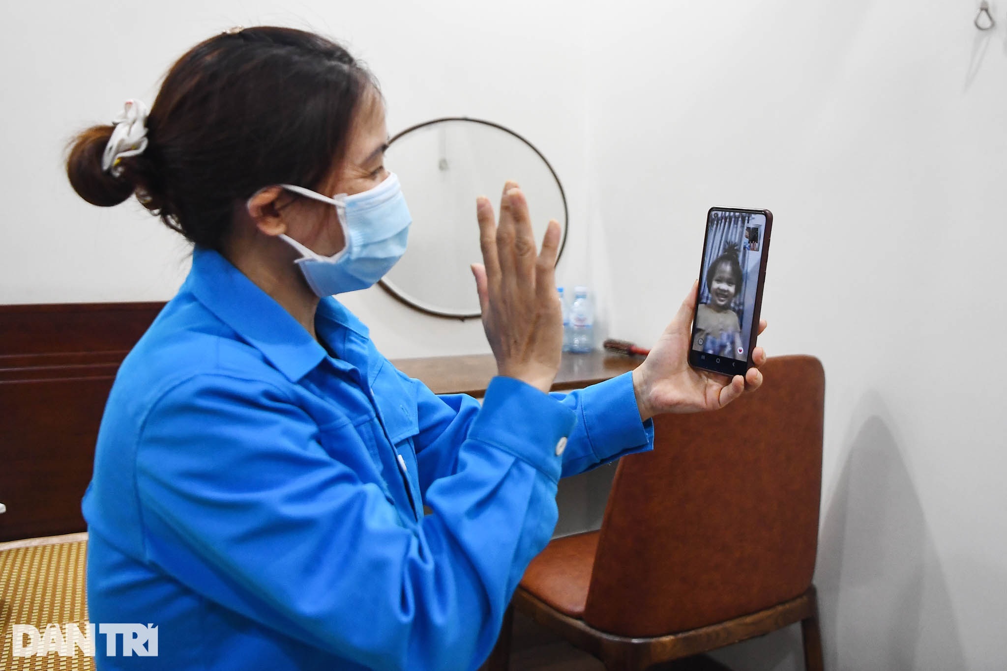 14 nữ chiến binh áo xanh thu gom rác giữa vùng dịch ở Hà Nội - 16 14 nữ chiến binh áo xanh thu gom rác giữa vùng dịch ở Hà Nội - 16