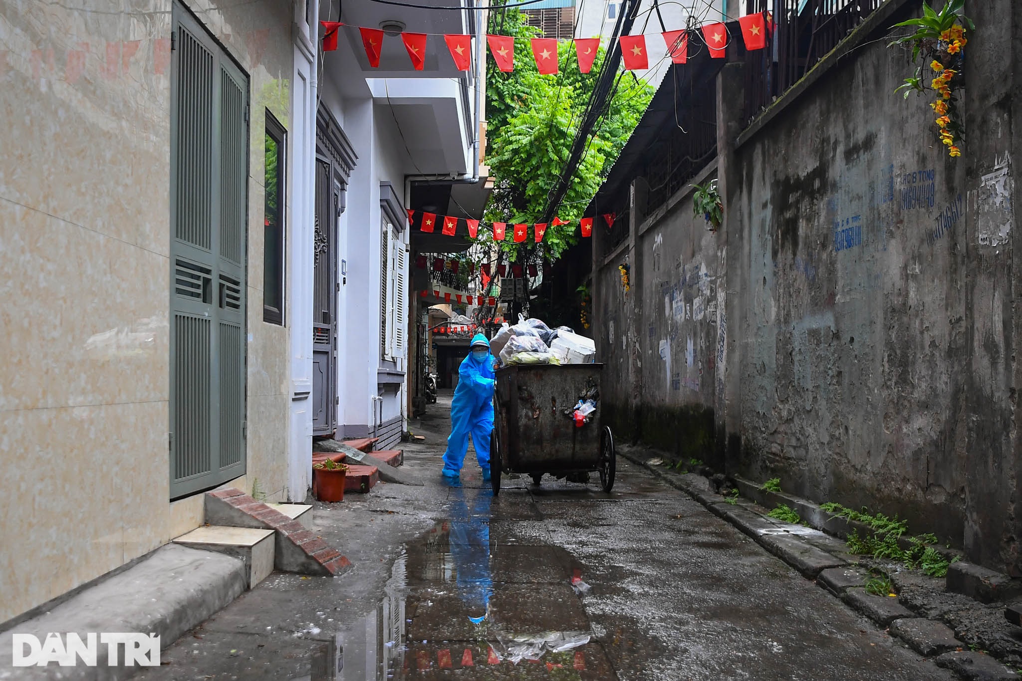 14 nữ chiến binh áo xanh thu gom rác giữa vùng dịch ở Hà Nội - 11 14 nữ chiến binh áo xanh thu gom rác giữa vùng dịch ở Hà Nội - 11