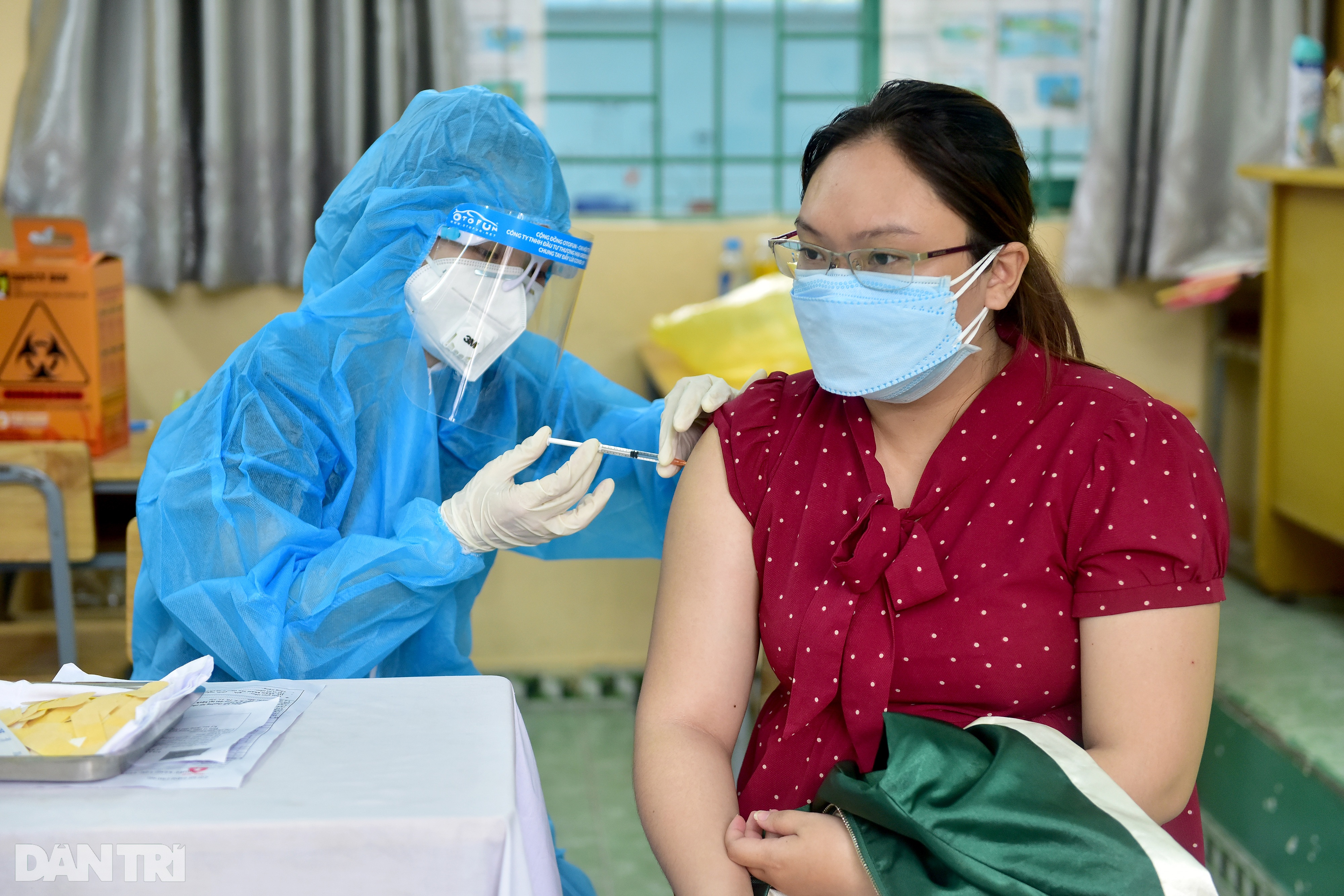 Người dân Sài Gòn xếp hàng trong mưa hơn 2 tiếng chờ tiêm vắc xin - 8