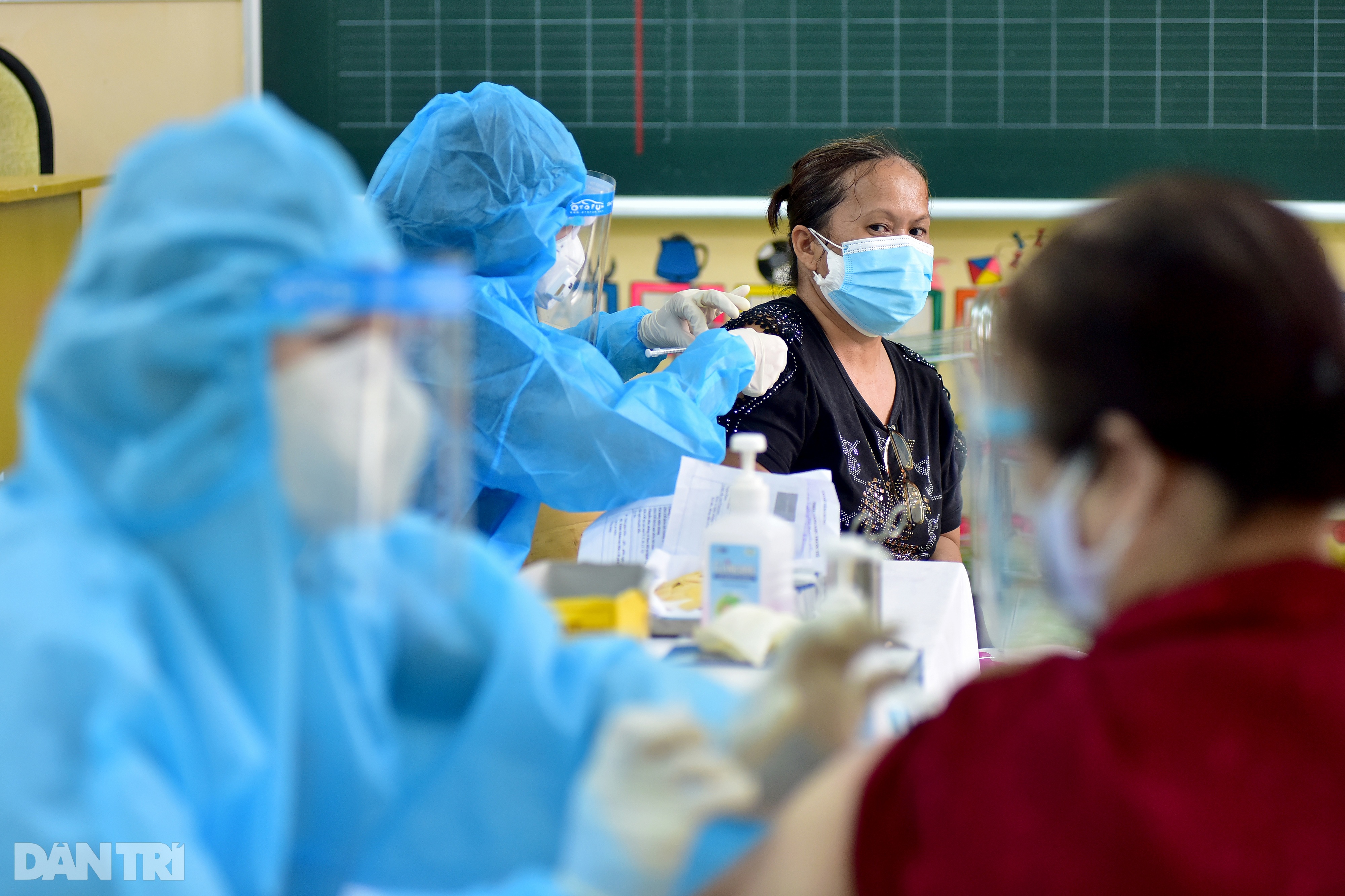 Người dân Sài Gòn xếp hàng trong mưa hơn 2 tiếng chờ tiêm vắc xin - 10