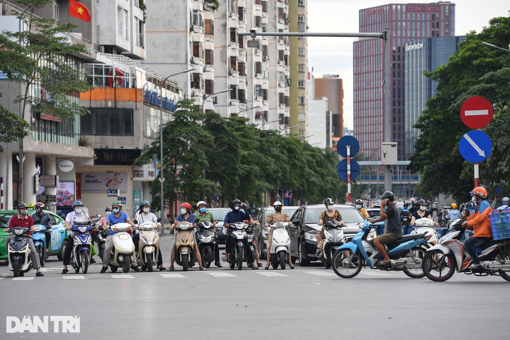 Đường phố Hà Nội bất ngờ đông đúc trở lại