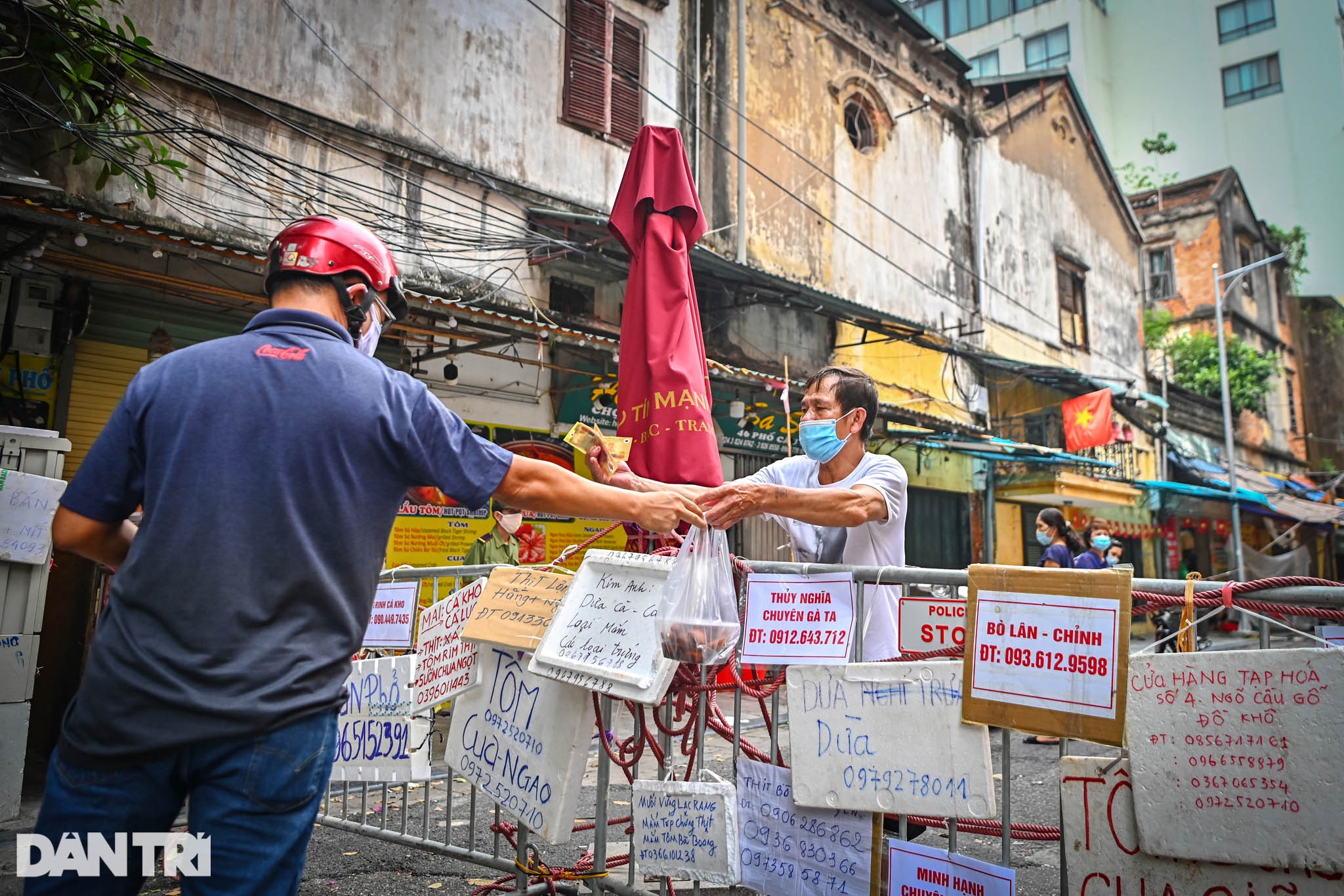 Độc lạ cách bán hàng mùa dịch chưa từng có tại khu chợ nhà giàu Hà Nội