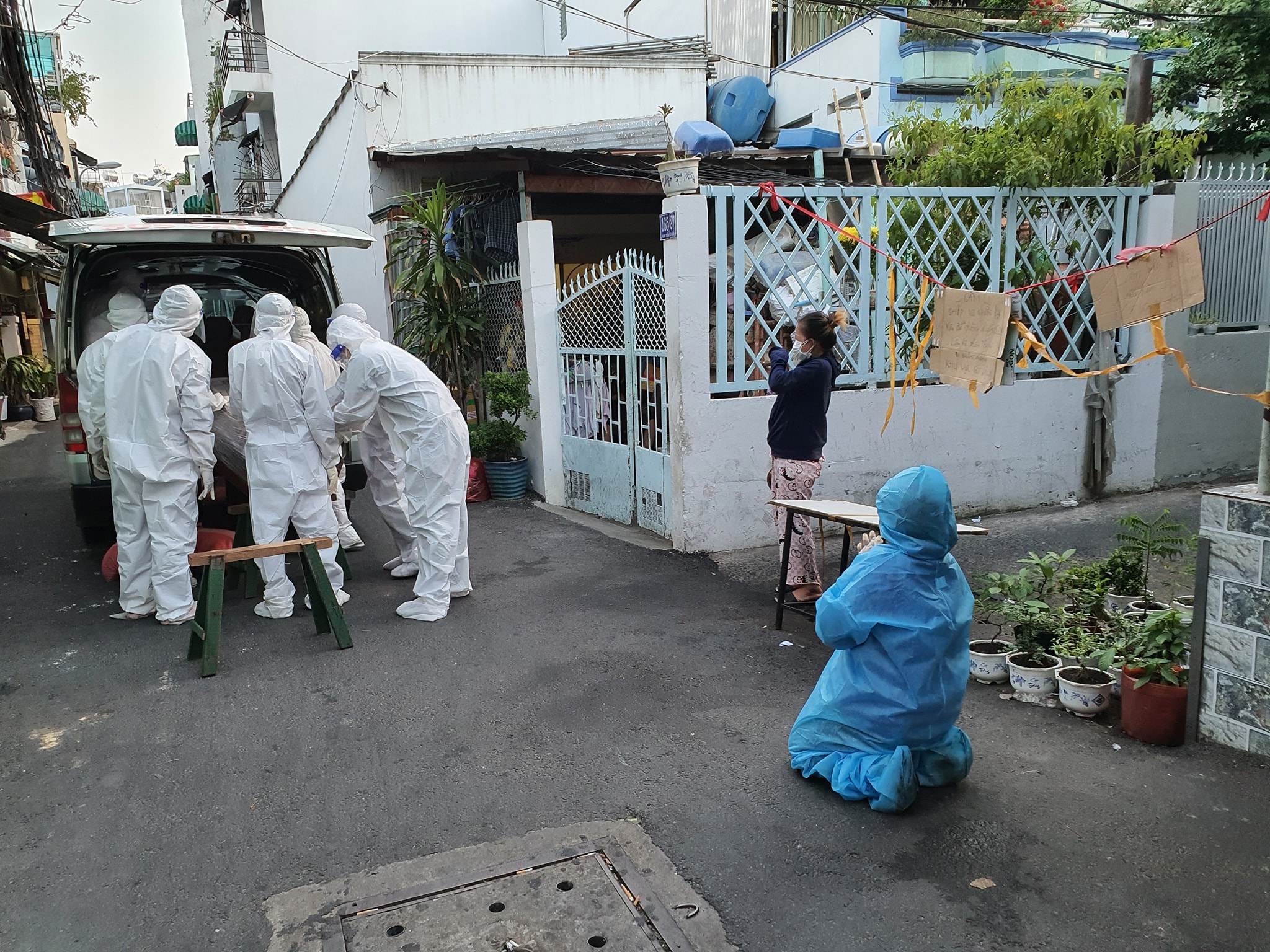 Những bóng hồng ngày đêm đưa tiễn nạn nhân Covid-19 chặng đường cuối cùng - 7