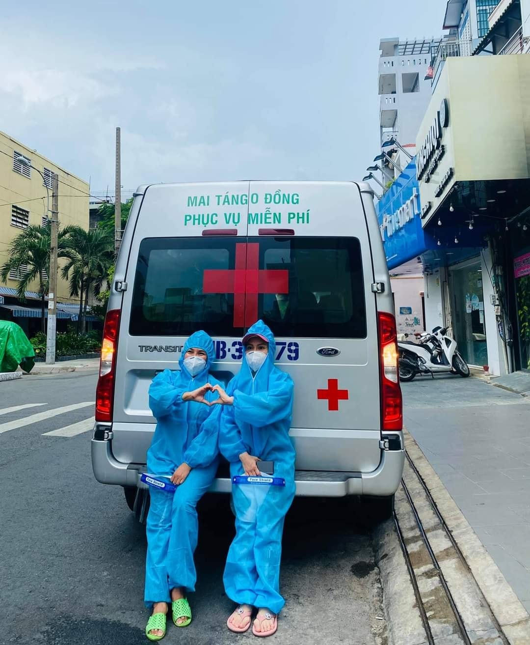 Những bóng hồng ngày đêm đưa tiễn nạn nhân Covid-19 chặng đường cuối cùng - 2