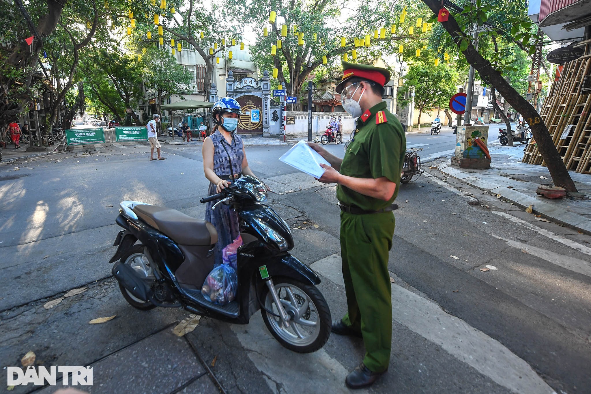 Ma trận rào chắn khắp phố cổ, người dân chóng mặt tìm lối  đi - 12