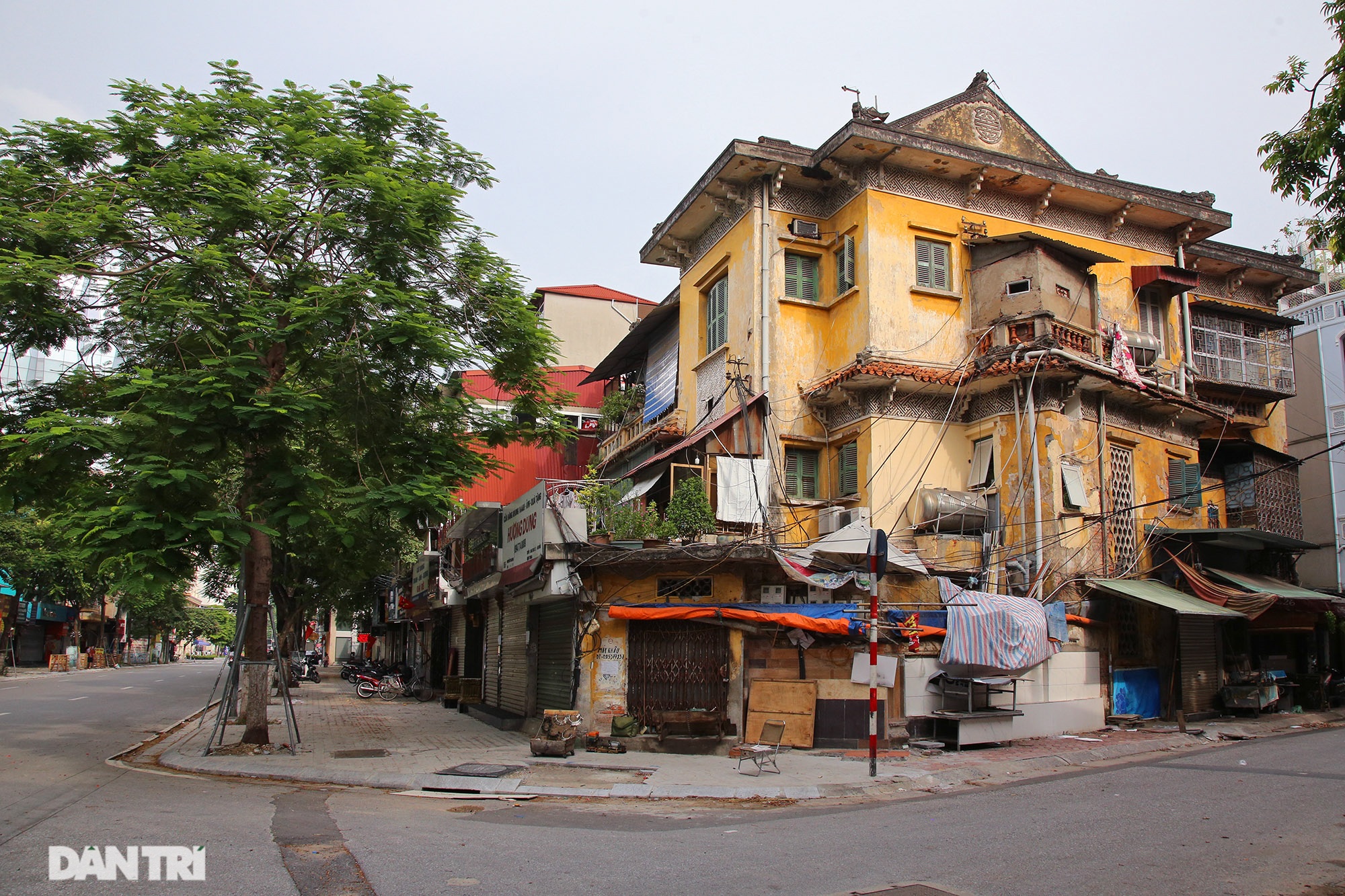 Nhà cổ mặt tiền Hà Nội phô bày nét đẹp khi vắng bóng hàng quán và xe cộ - 10