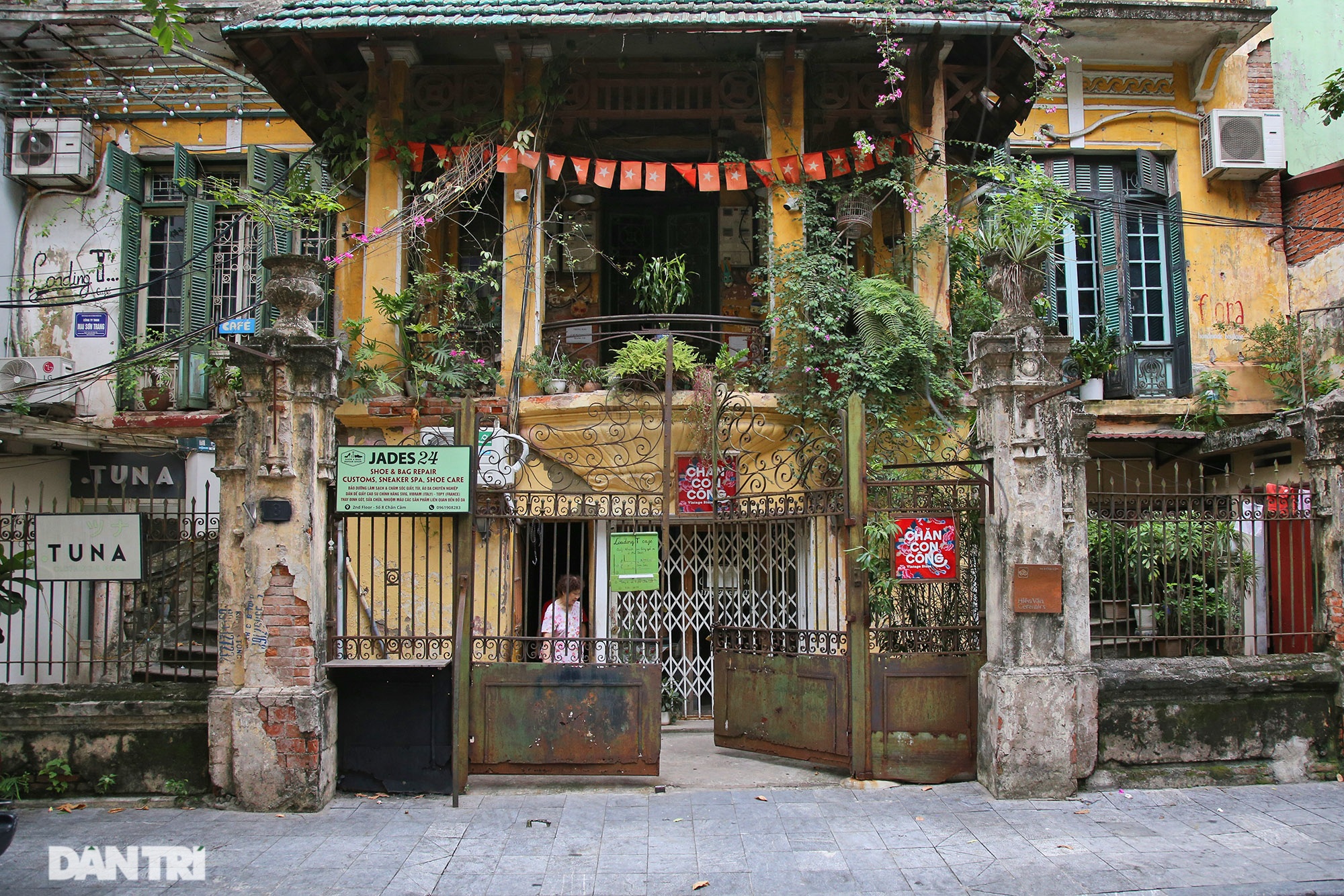 Nhà cổ mặt tiền Hà Nội phô bày nét đẹp khi vắng bóng hàng quán và xe cộ - 11