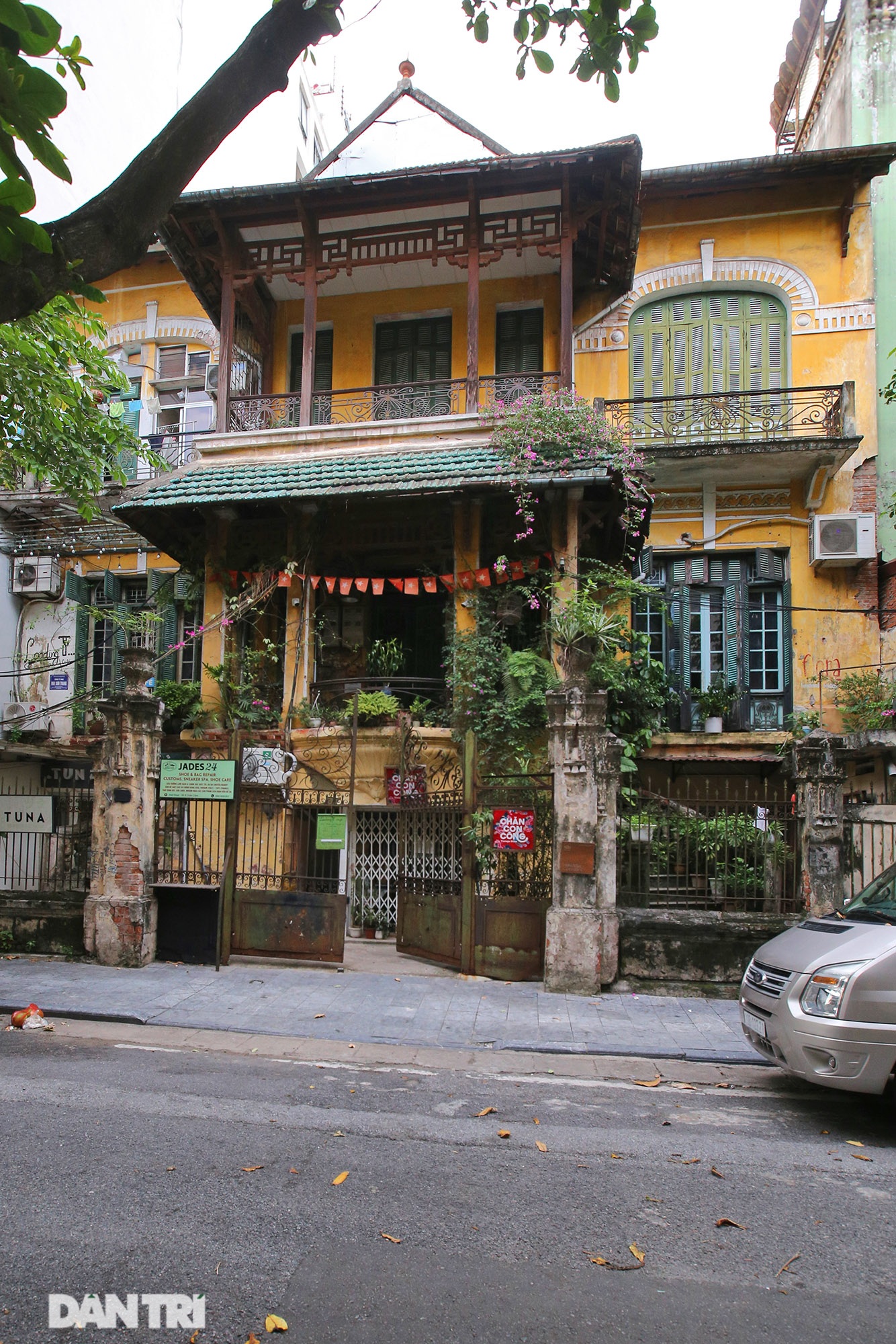 Nhà cổ mặt tiền Hà Nội phô bày nét đẹp khi vắng bóng hàng quán và xe cộ - 12
