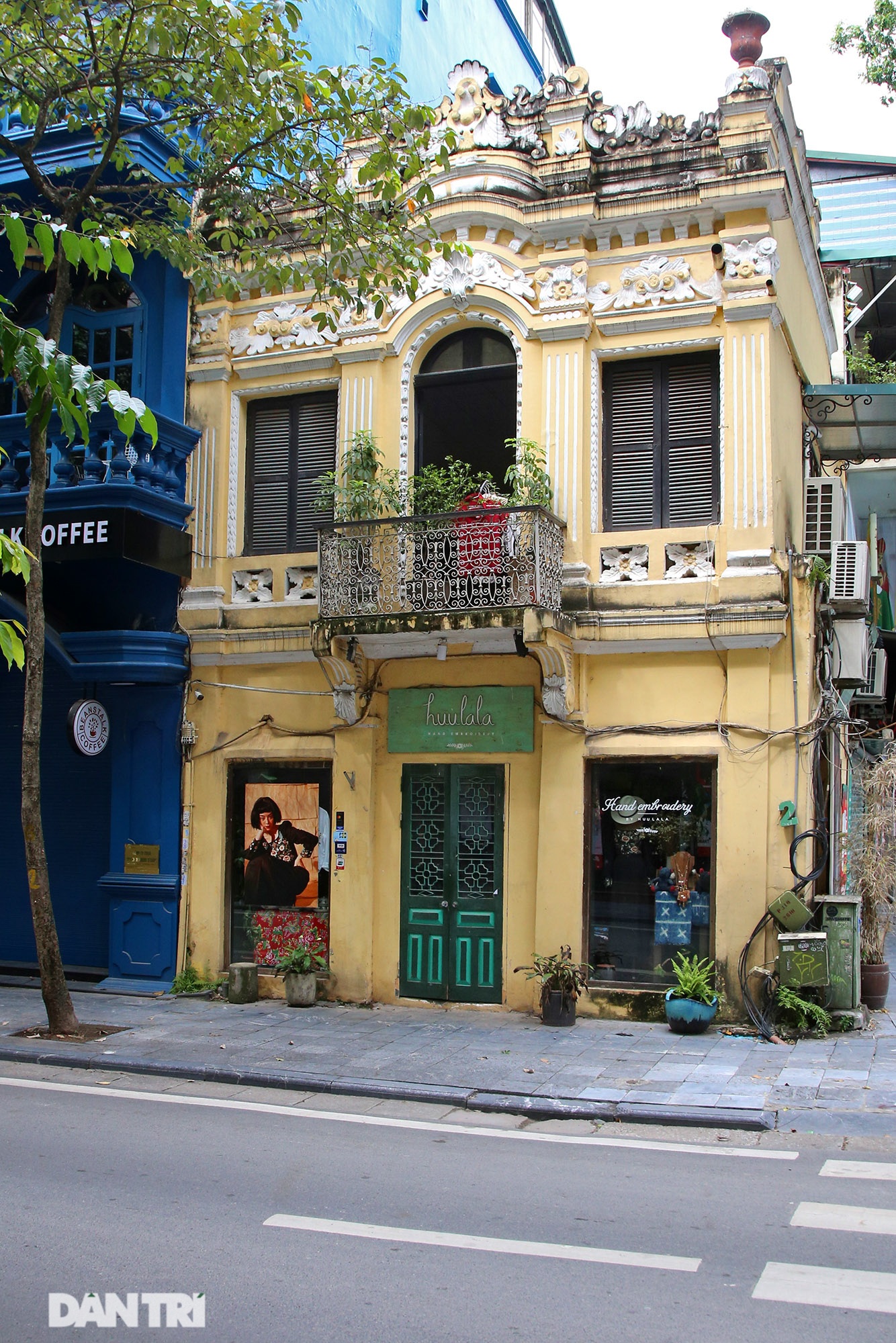 Nhà cổ mặt tiền Hà Nội phô bày nét đẹp khi vắng bóng hàng quán và xe cộ - 13