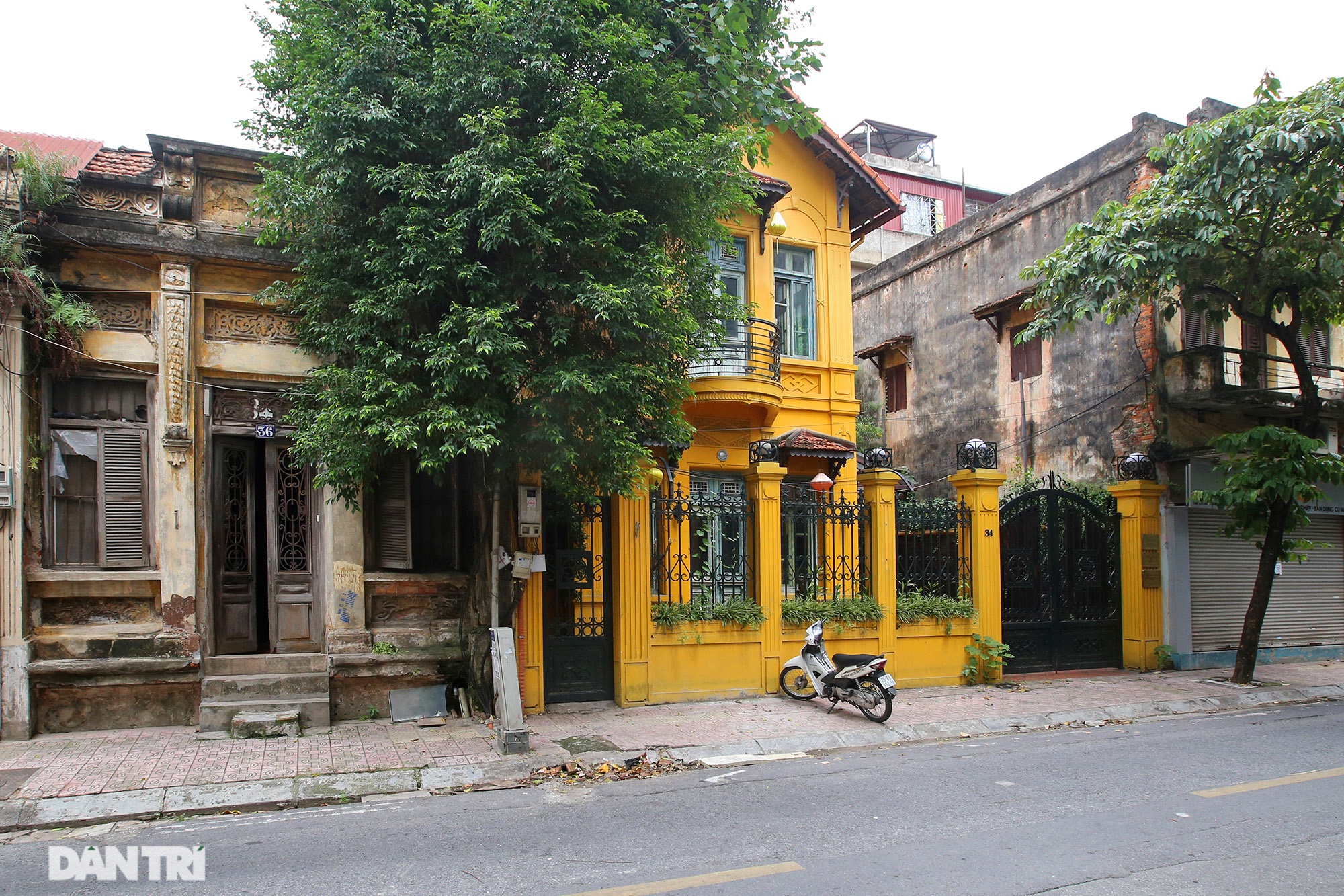Nhà cổ mặt tiền Hà Nội phô bày nét đẹp khi vắng bóng hàng quán và xe cộ - 7