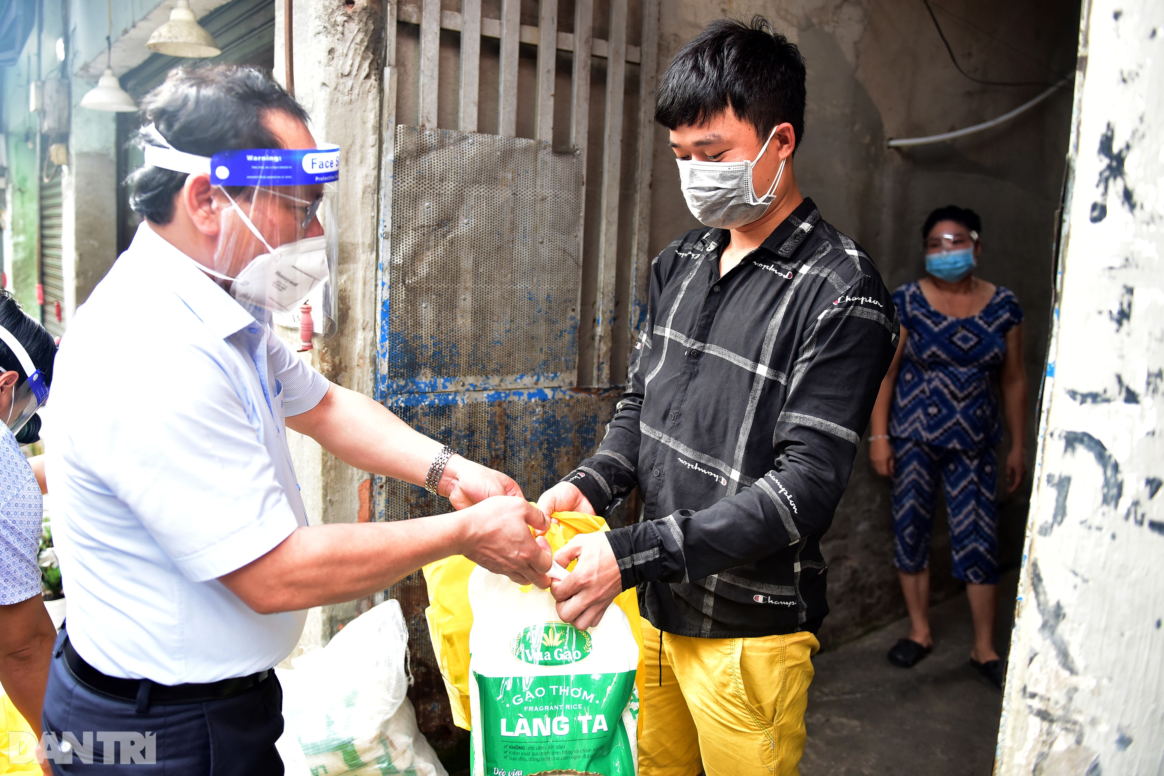 Cuộc sống cơ cực của những lao động mất việc bị mắc kẹt và muốn rời TPHCM - 15