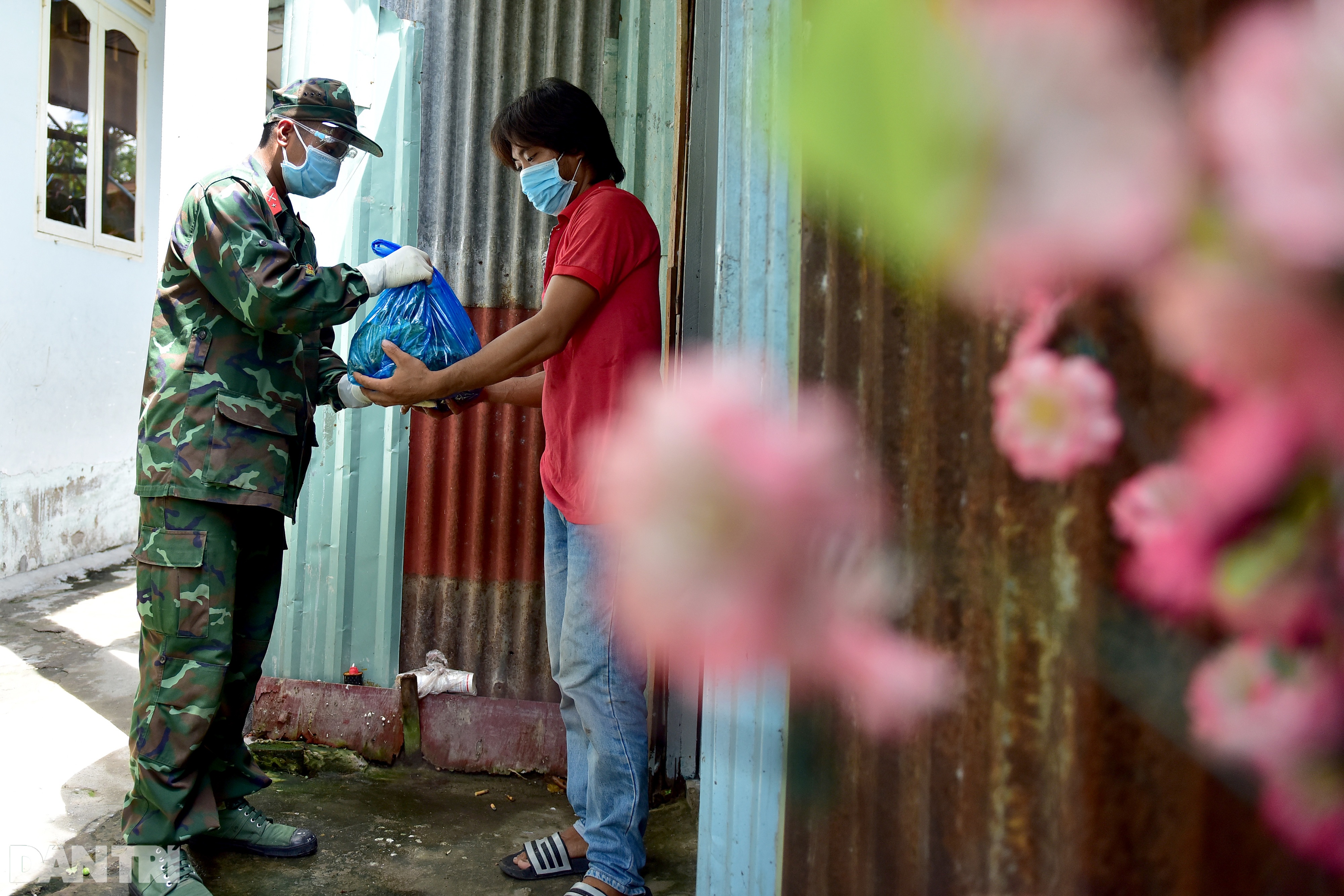 Các chiến sĩ bộ đội gõ cửa từng nhà dân ở TPHCM trao thực phẩm - 7
