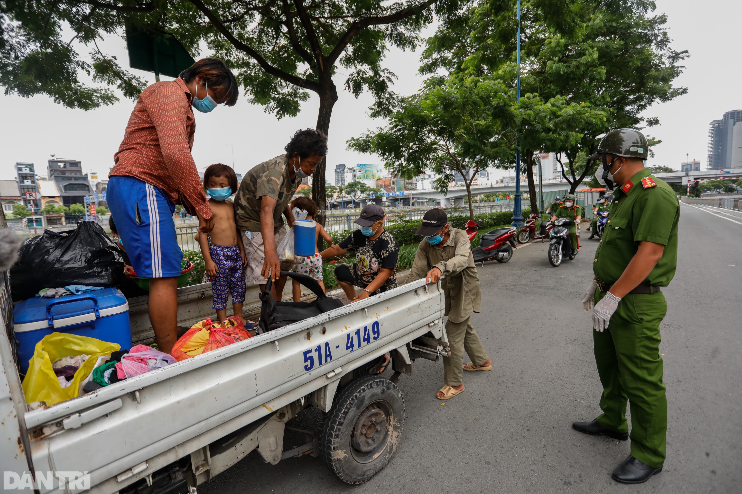 Đưa người lang thang ở TPHCM về khu tập trung nuôi ăn, ở và chăm sóc y tế - 2