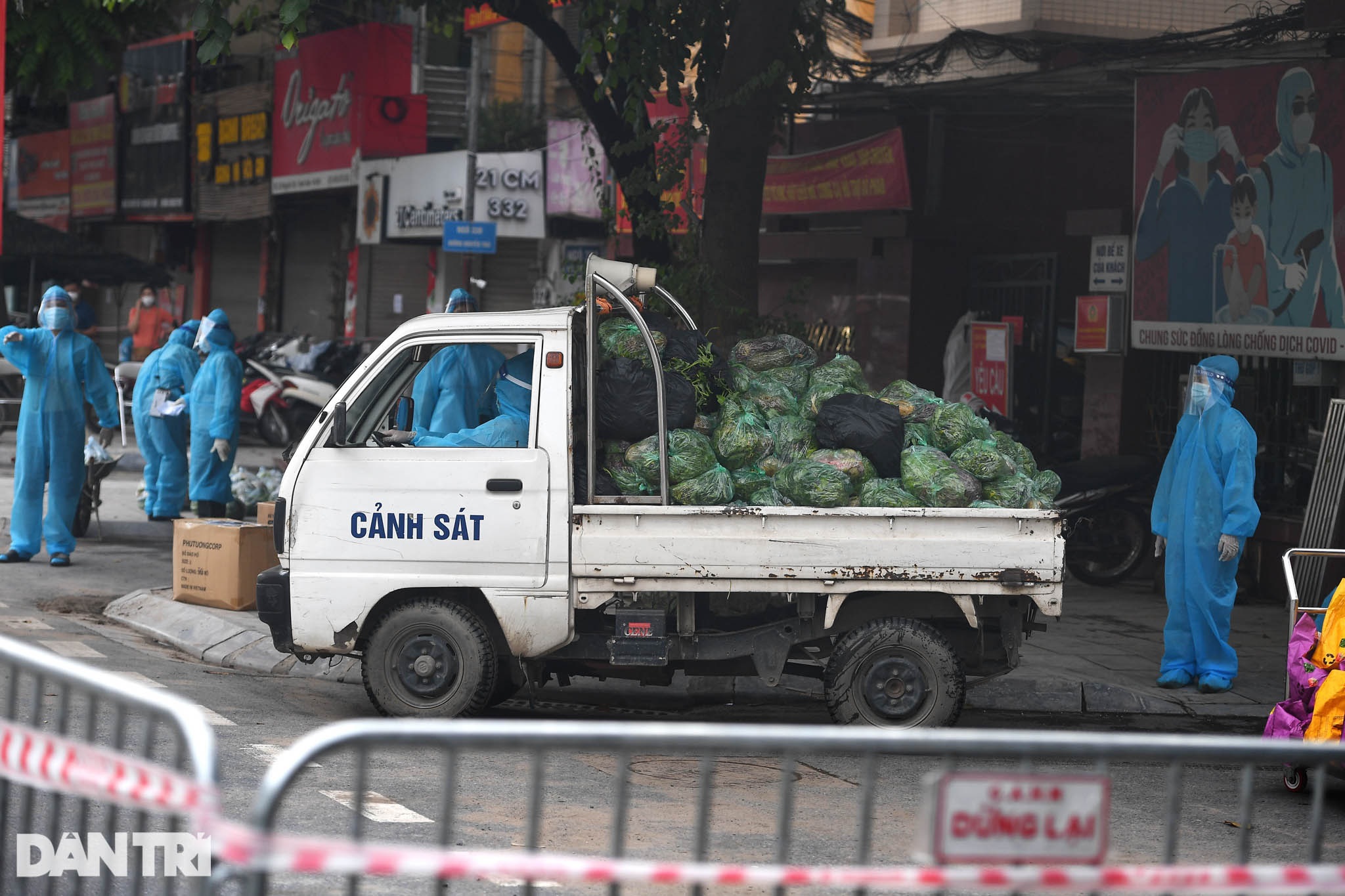 Hà Nội: Đi từng ngõ, gõ từng nhà tiếp tế cho ổ dịch quận Thanh Xuân - 4