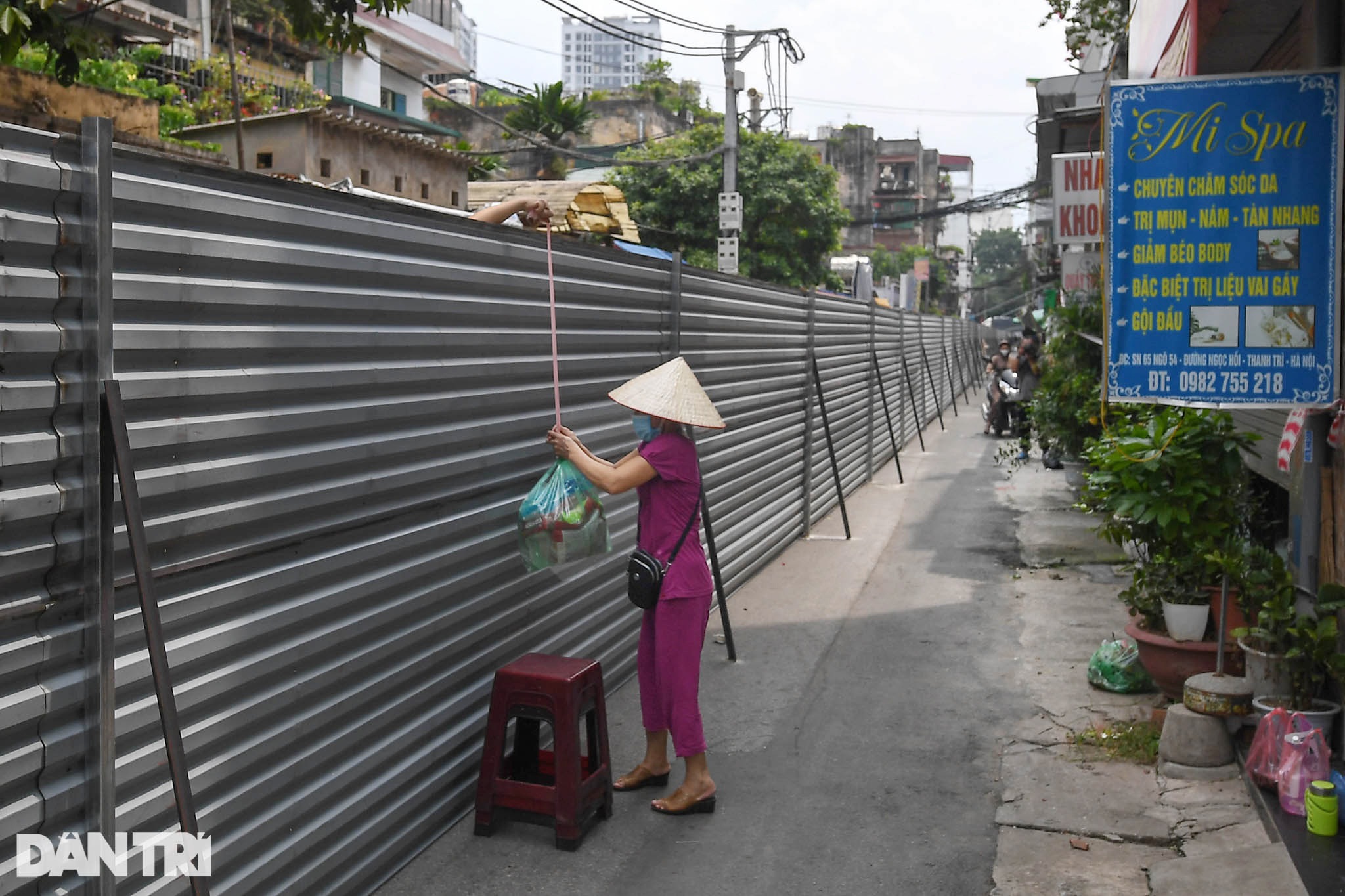 Ảnh ấn tượng tuần: Bộ đội dầm mưa tặng thực phẩm người dân TPHCM - 7