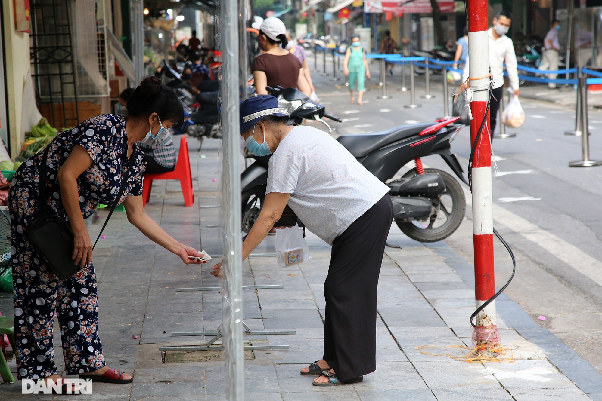 New scene of buying and selling with finger signals at the rich market in Hanoi's Old Quarter - 13