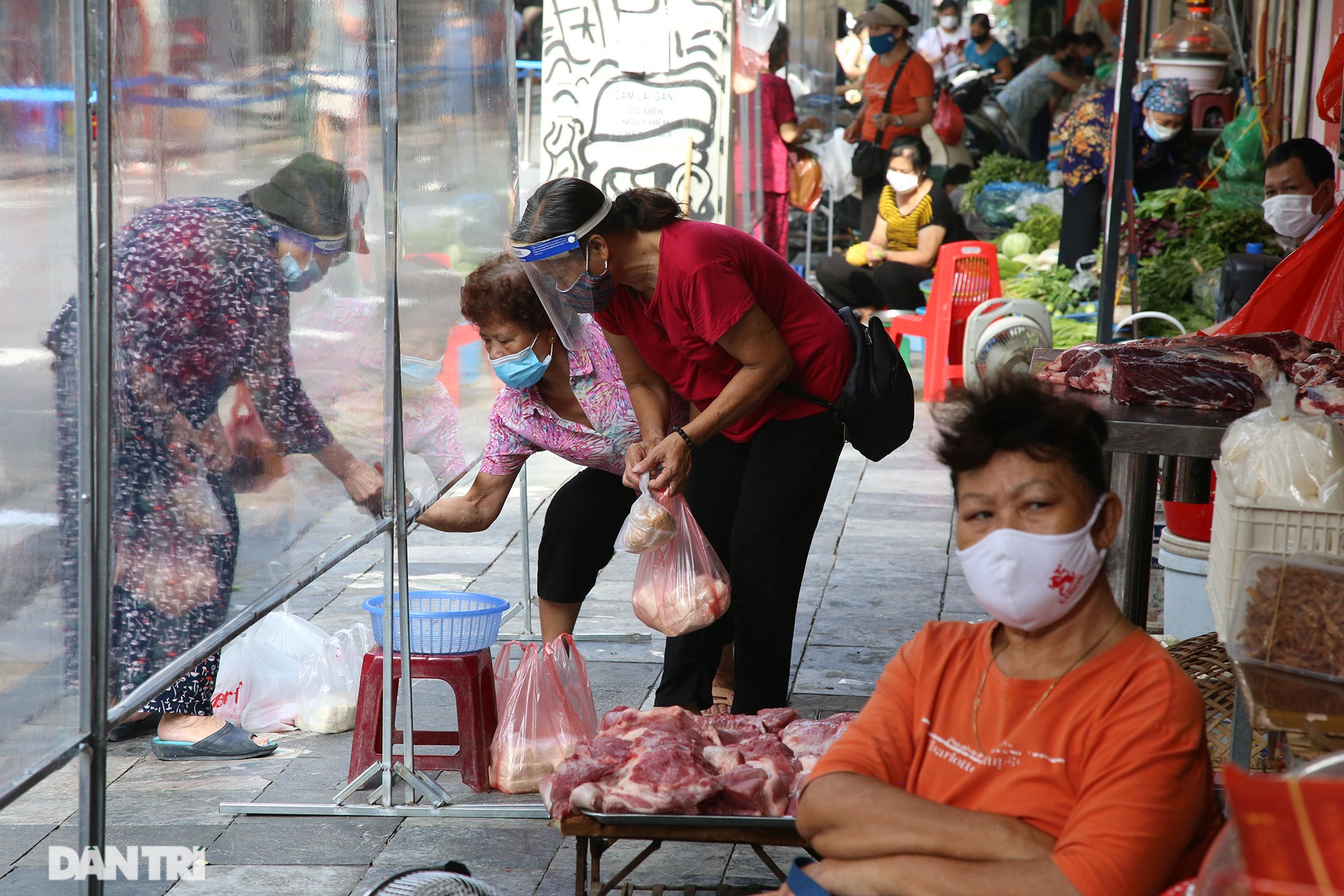 New scene of buying and selling with finger signals at the rich market in Hanoi's Old Quarter - 14