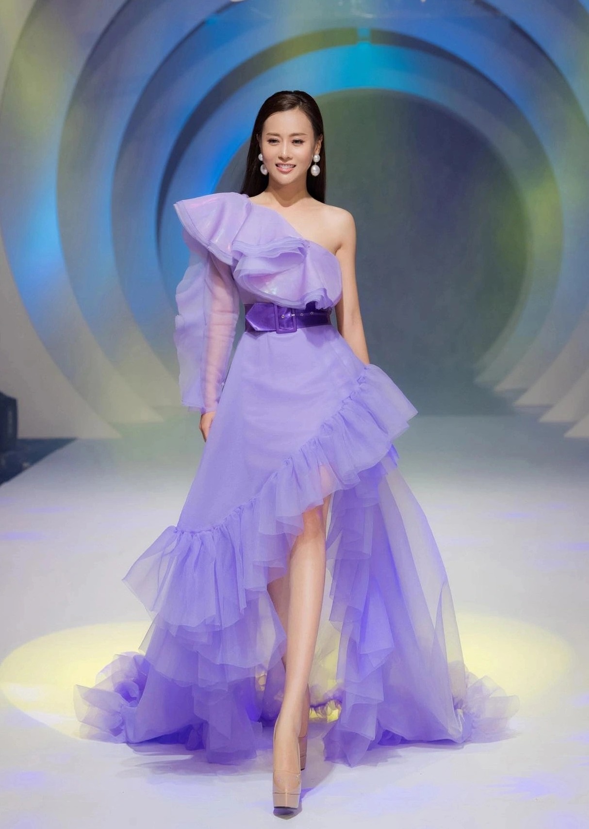 View - Khi NSND Như Quỳnh, Phương Oanh đi catwalk, "bá đạo" hơn là Mạnh Trường | Báo Dân trí