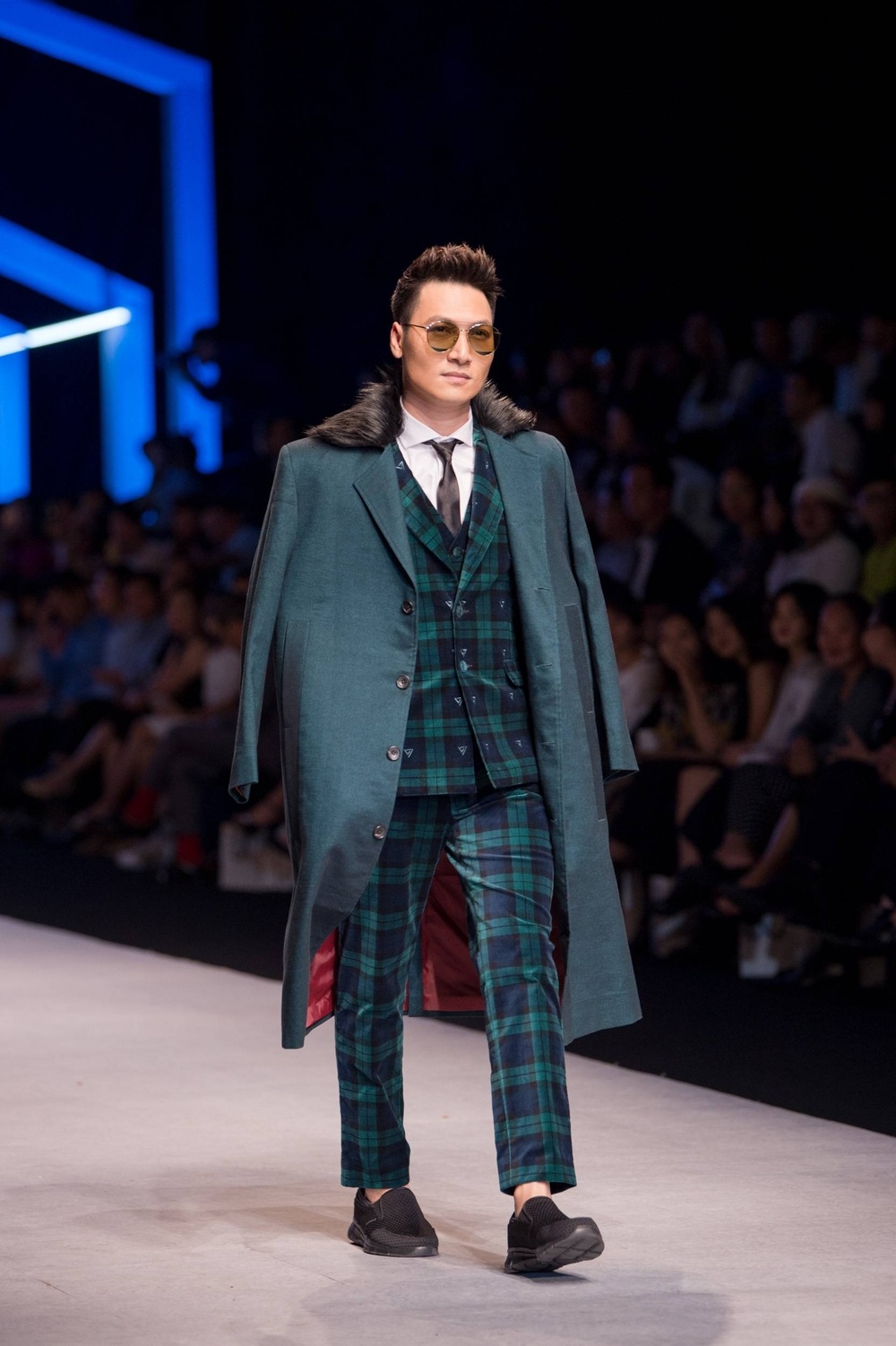 View - Khi NSND Như Quỳnh, Phương Oanh đi catwalk, "bá đạo" hơn là Mạnh Trường | Báo Dân trí