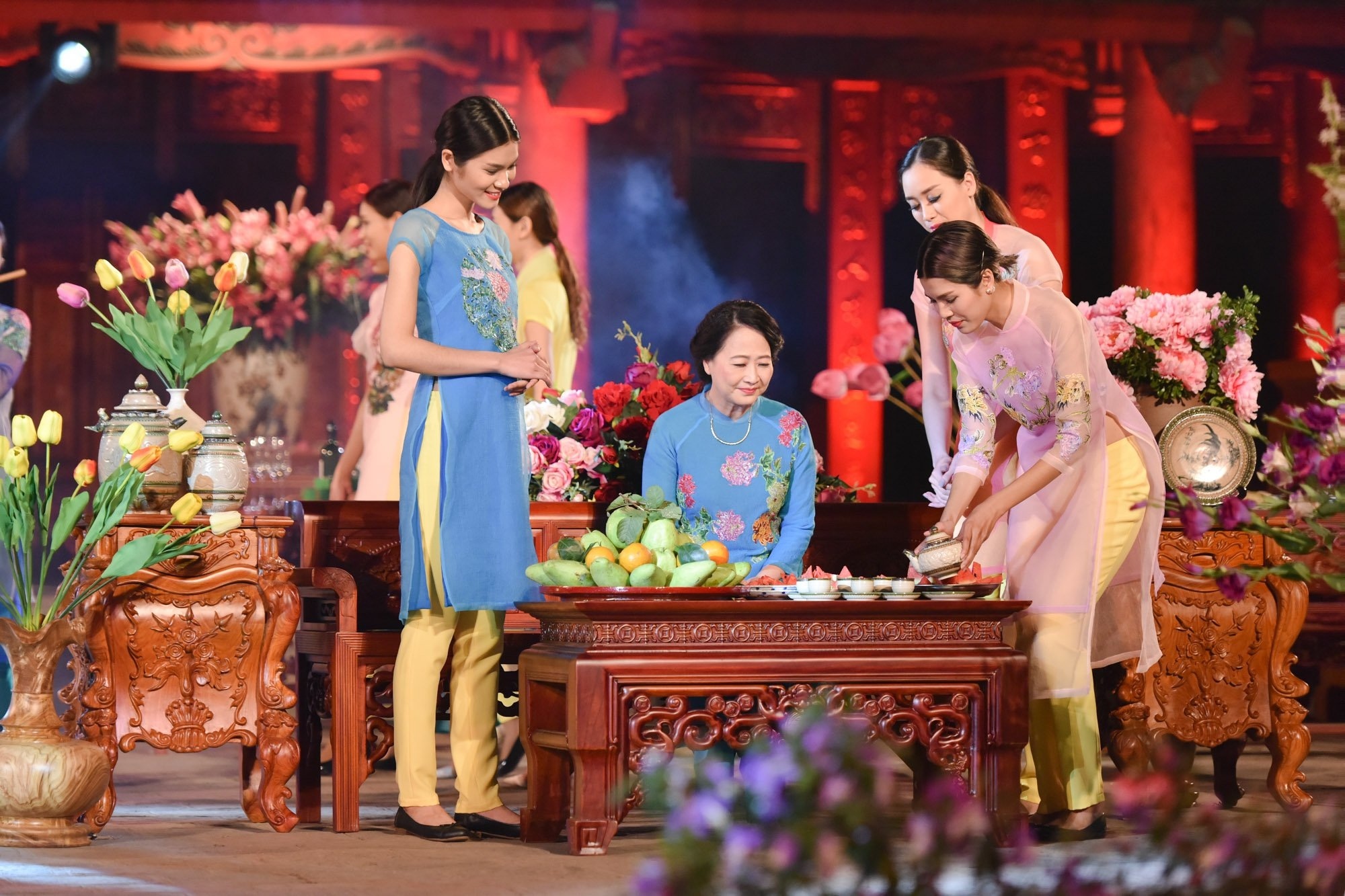 View - Khi NSND Như Quỳnh, Phương Oanh đi catwalk, "bá đạo" hơn là Mạnh Trường | Báo Dân trí