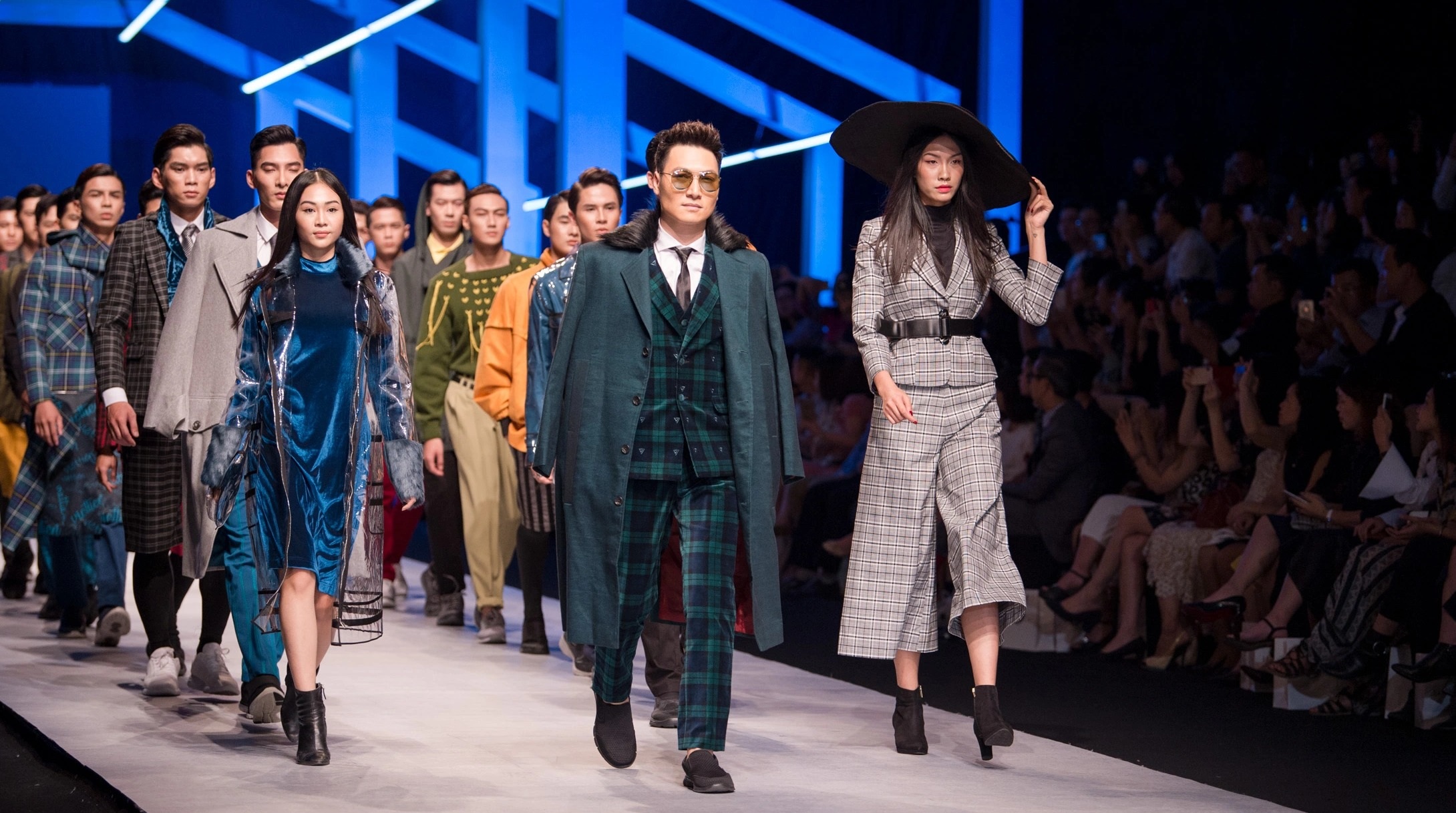 View - Khi NSND Như Quỳnh, Phương Oanh đi catwalk, "bá đạo" hơn là Mạnh Trường | Báo Dân trí