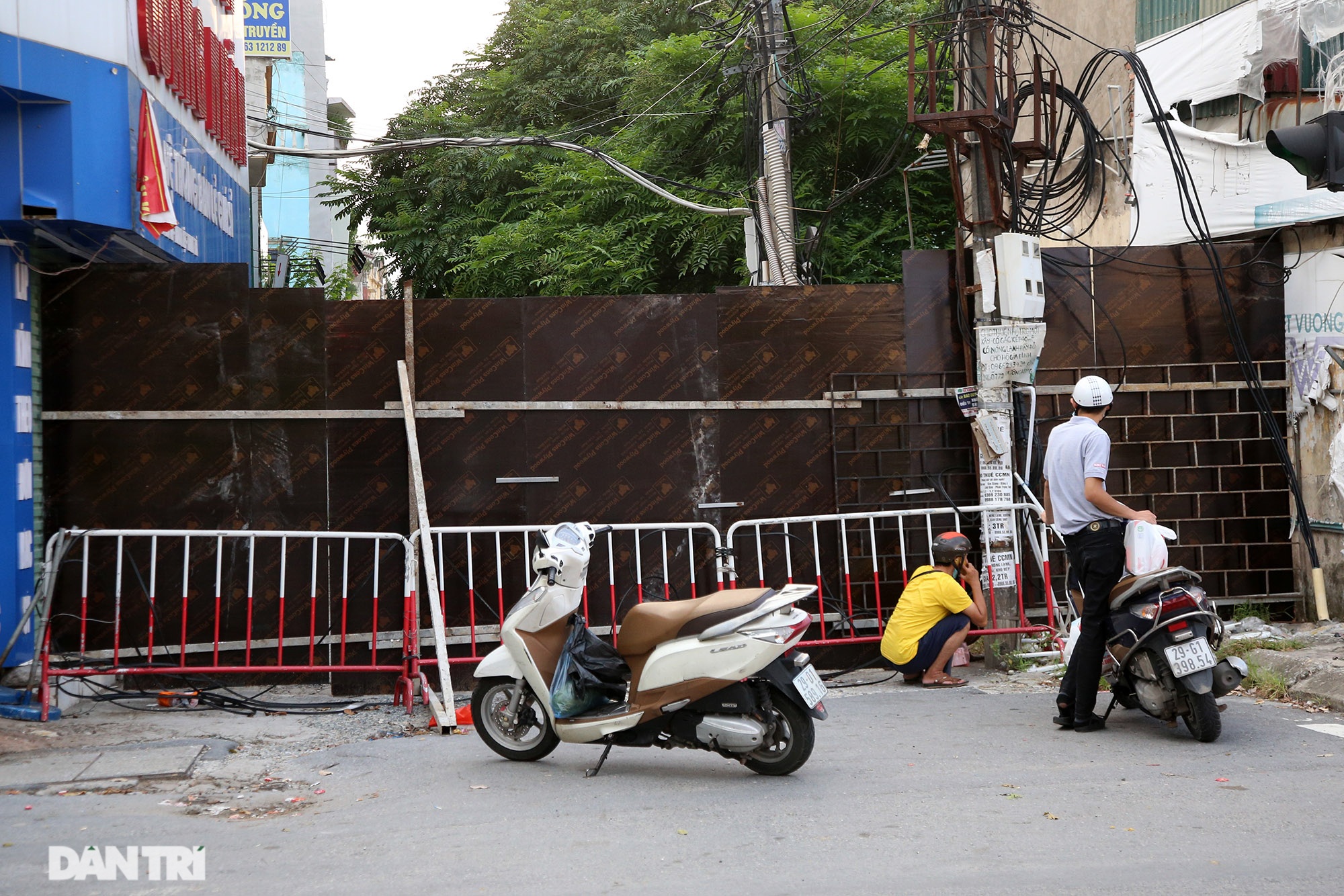 Nhiều ngõ phố Hà Nội bị chặn cứng để siết việc ra đường của người dân - 8