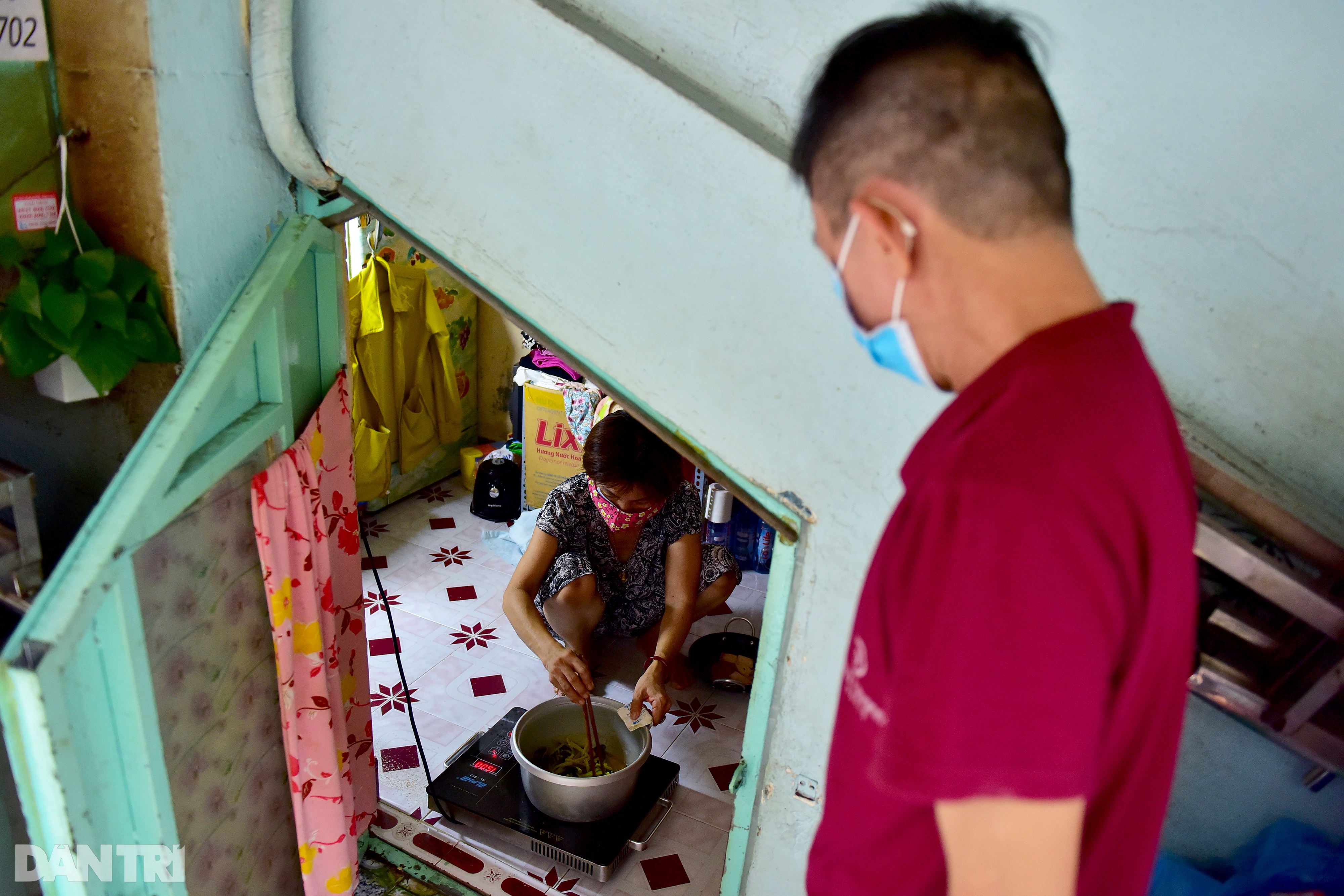 The couple for 34 years lived in 5m2 under the stairs of the Saigon apartment building - 4 The couple for 34 years lived in 5m2 under the stairs of the Saigon apartment building - 4