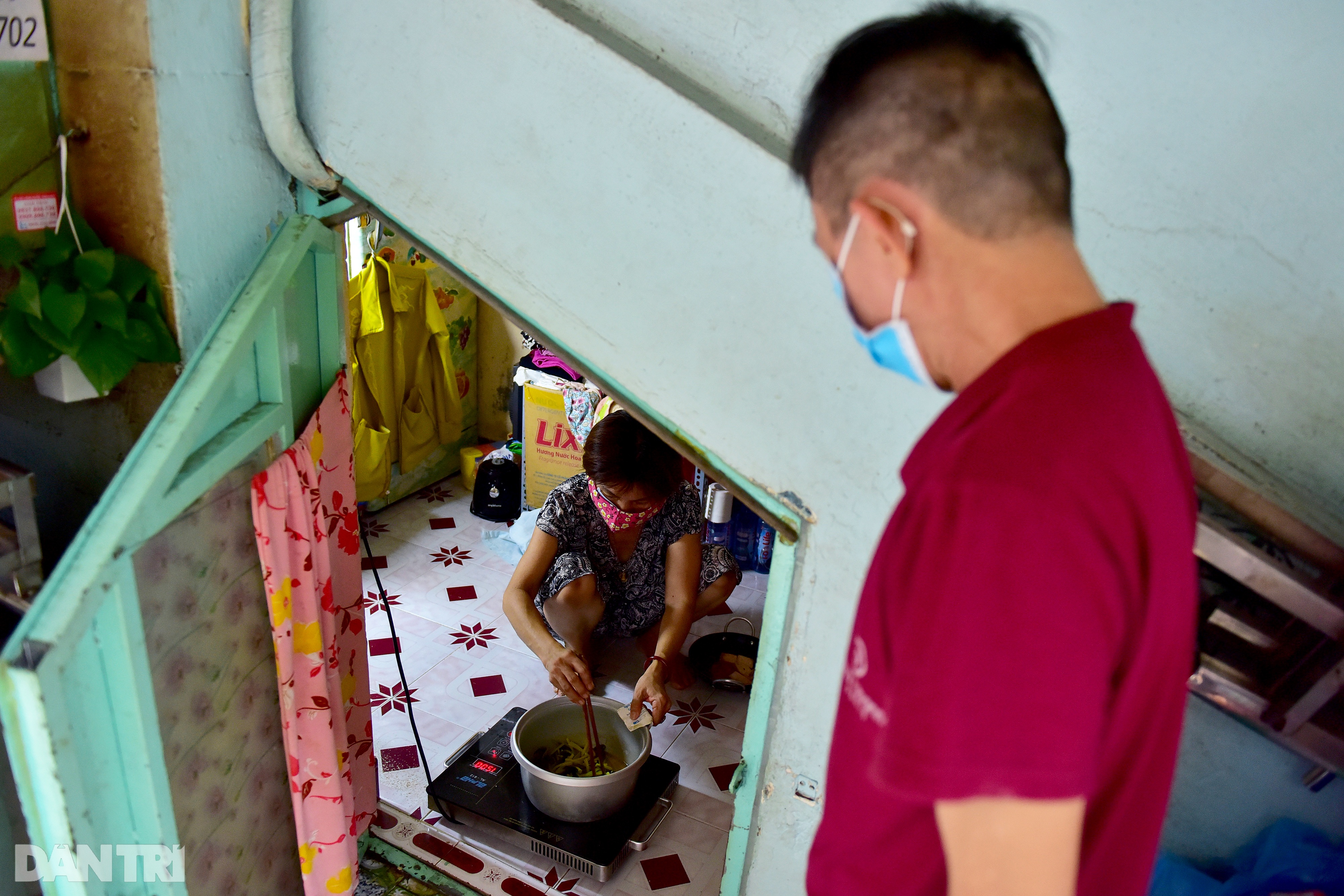 The couple for 34 years lived in 5m2 under the stairs of the Saigon apartment building - 4