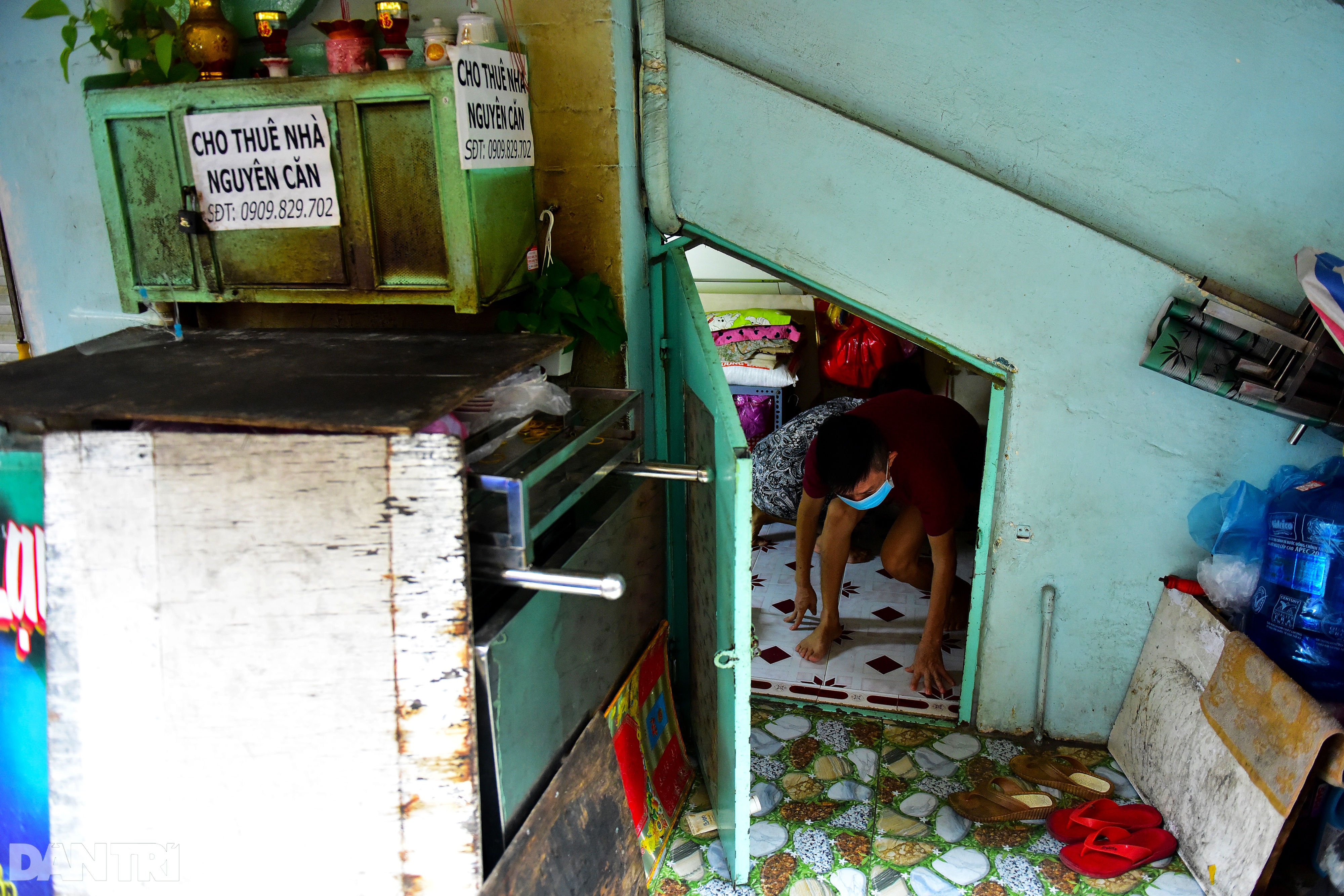 Couple for 34 years living in 5m2 under the stairs of Saigon apartment - 10 Couple for 34 years living in 5m2 under the stairs of Saigon apartment - 10