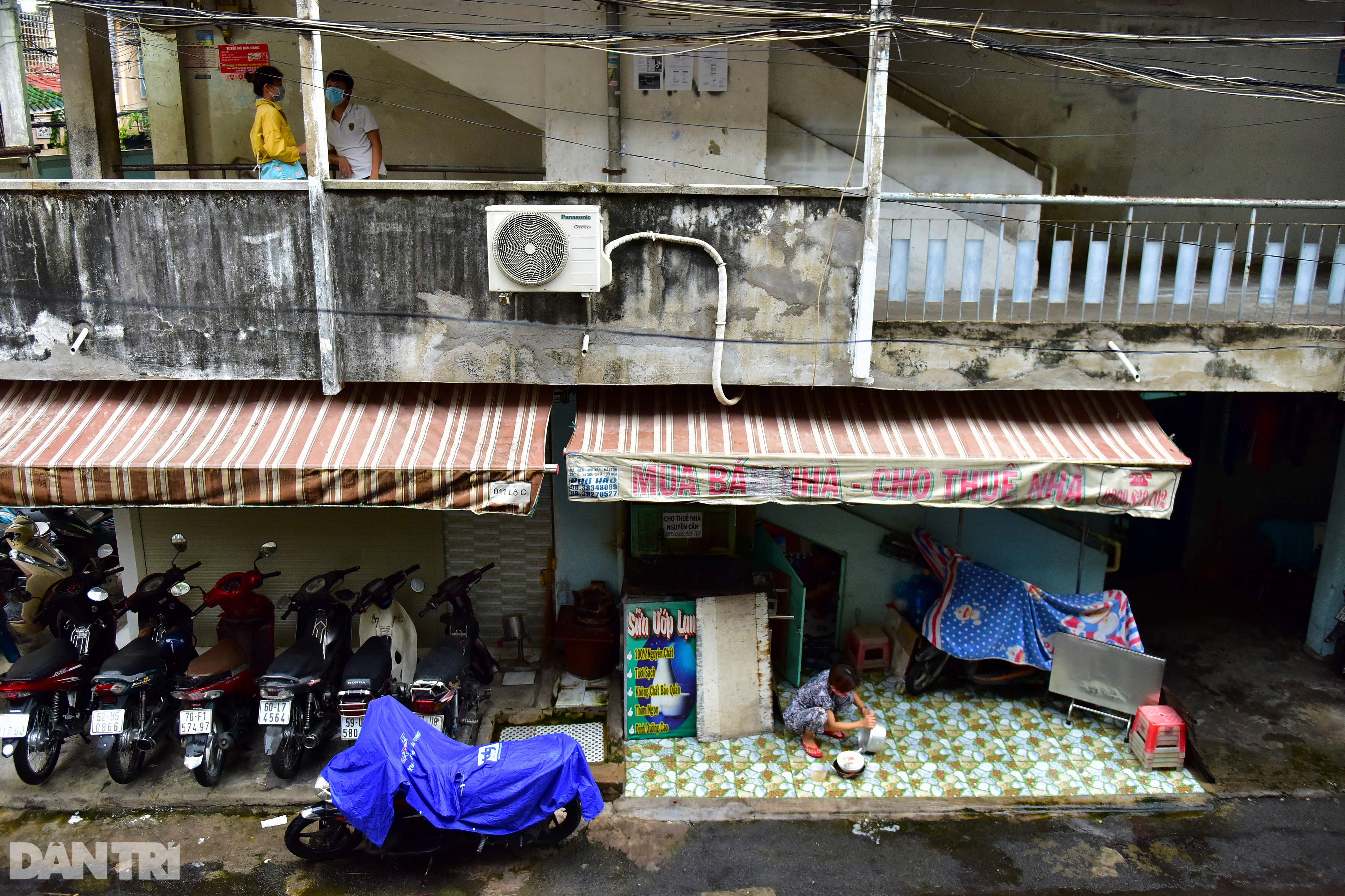 The couple for 34 years lived in 5m2 under the stairs of the Saigon apartment building - 1