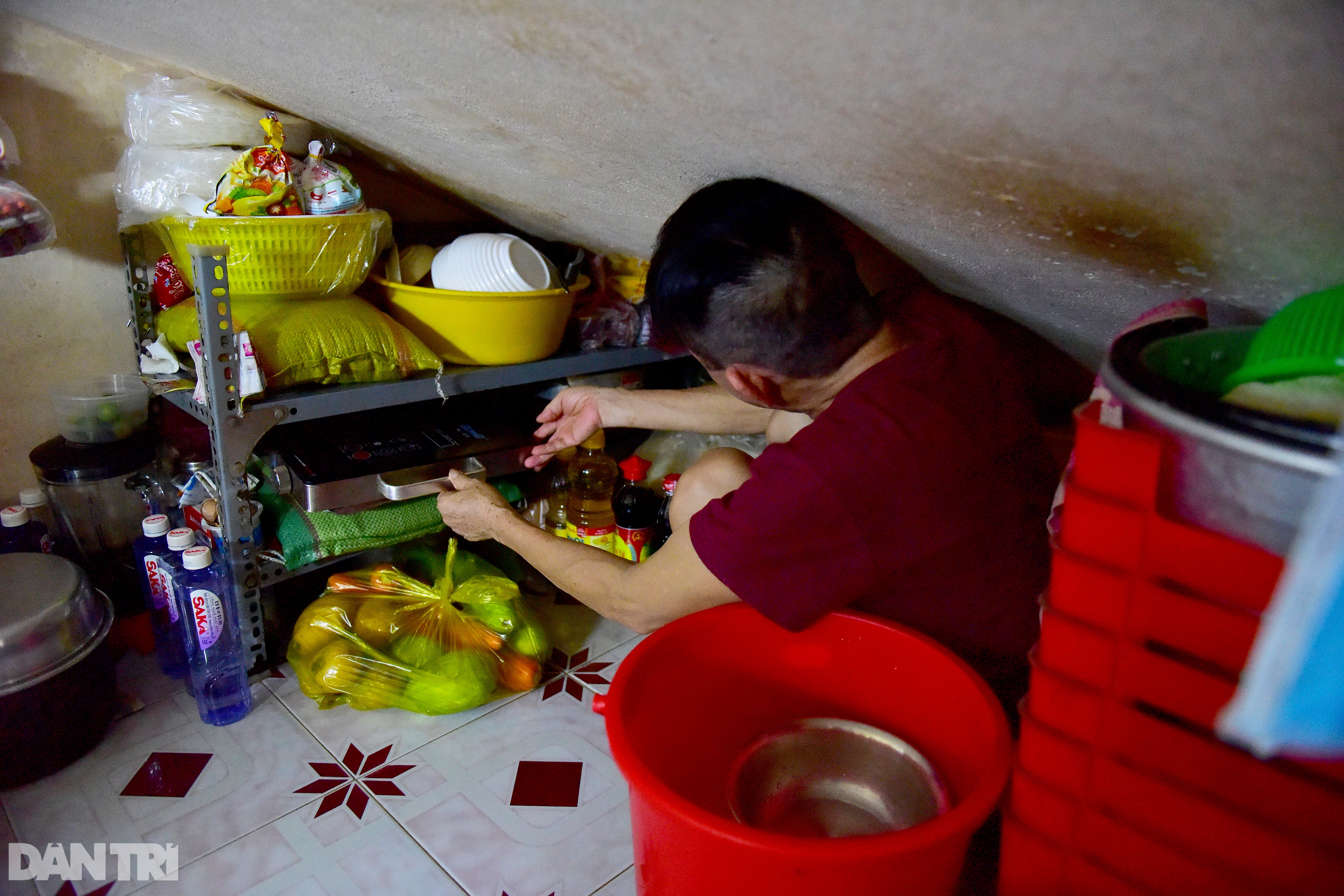 The couple for 34 years lived in 5m2 under the stairs of the Saigon apartment building - 6